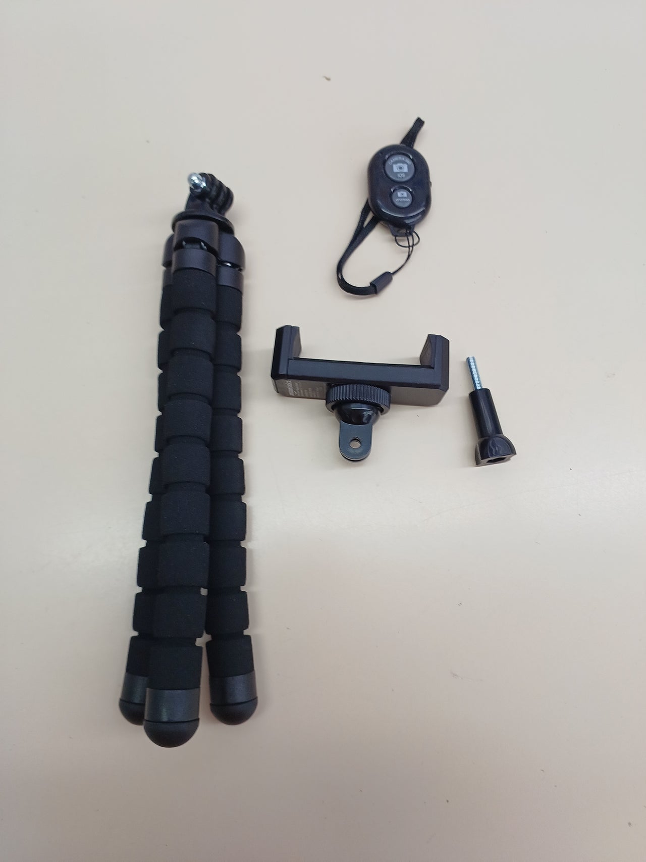 Trípode flexible portátil con mando – Amazon Basics