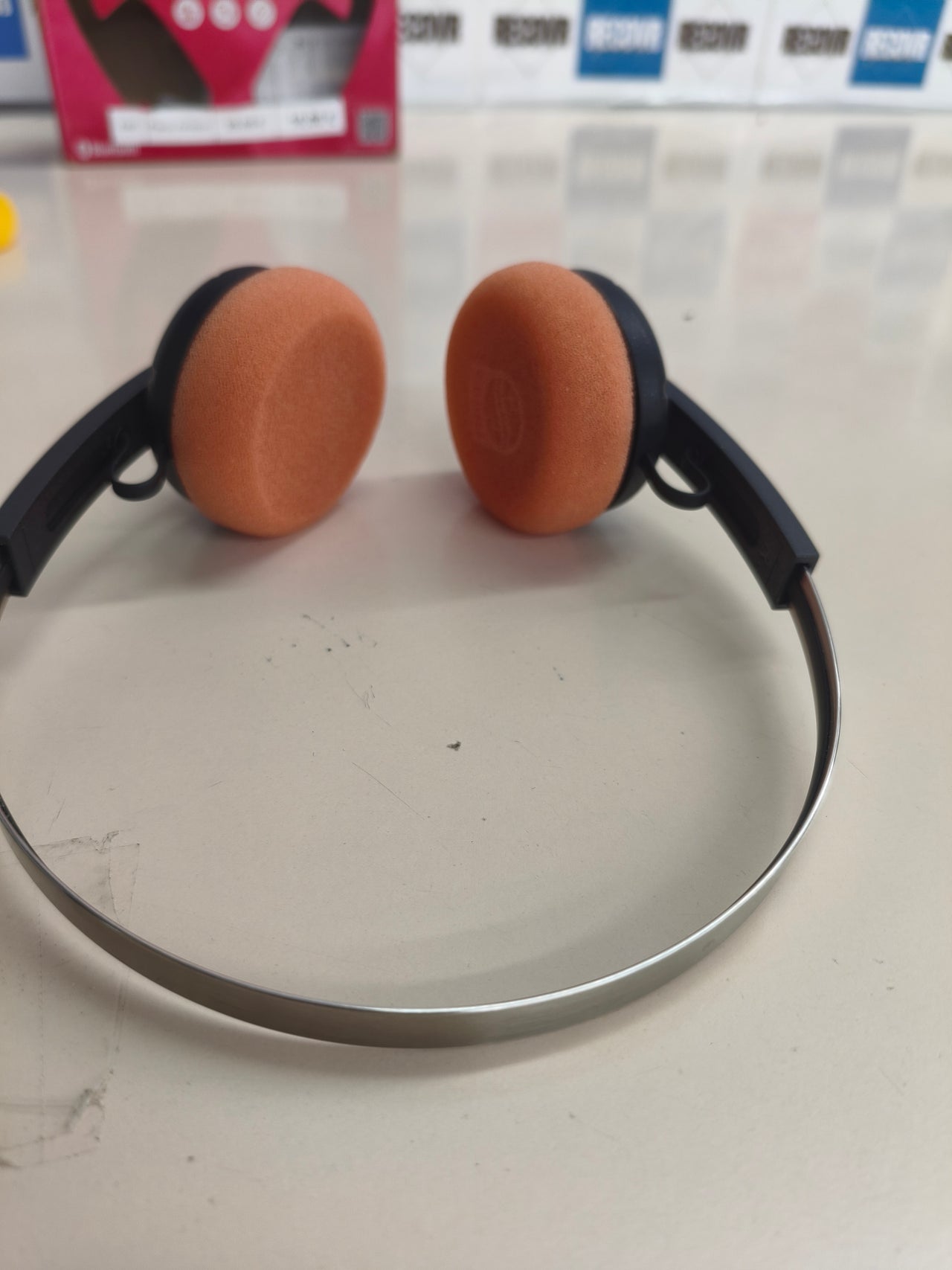 Philips Century 2000 Series - Auriculares inalámbricos supraaurales TAH2000BK/00 The Ringo, Auriculares Retro Bluetooth 5.4 con Tiempo de reproducción de 26 Horas, multipunto, micrófono, Controles