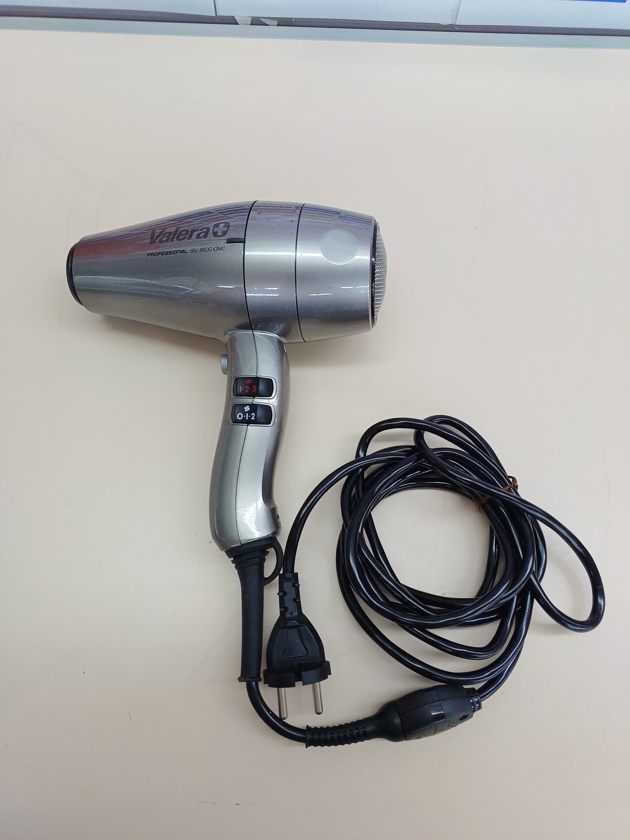Valera, Swiss Silent Jet 8600, Secador de Pelo Profesional y Silencioso, con Potente Motor AC-Performance, 3 Niveles de Temperatura, Ionizador, Cable Flexible Antienredos, Difusor, 2400 W, Swiss Made