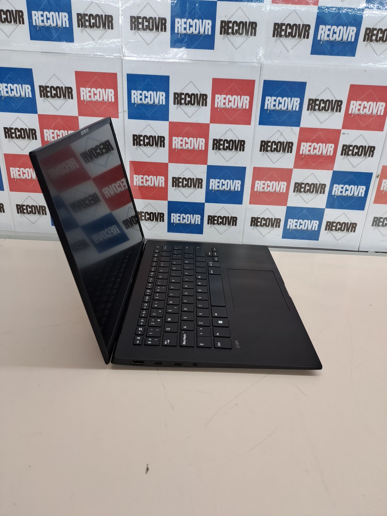 Portátil LG gram 14” Ultra 7 16GB 512GB SSD