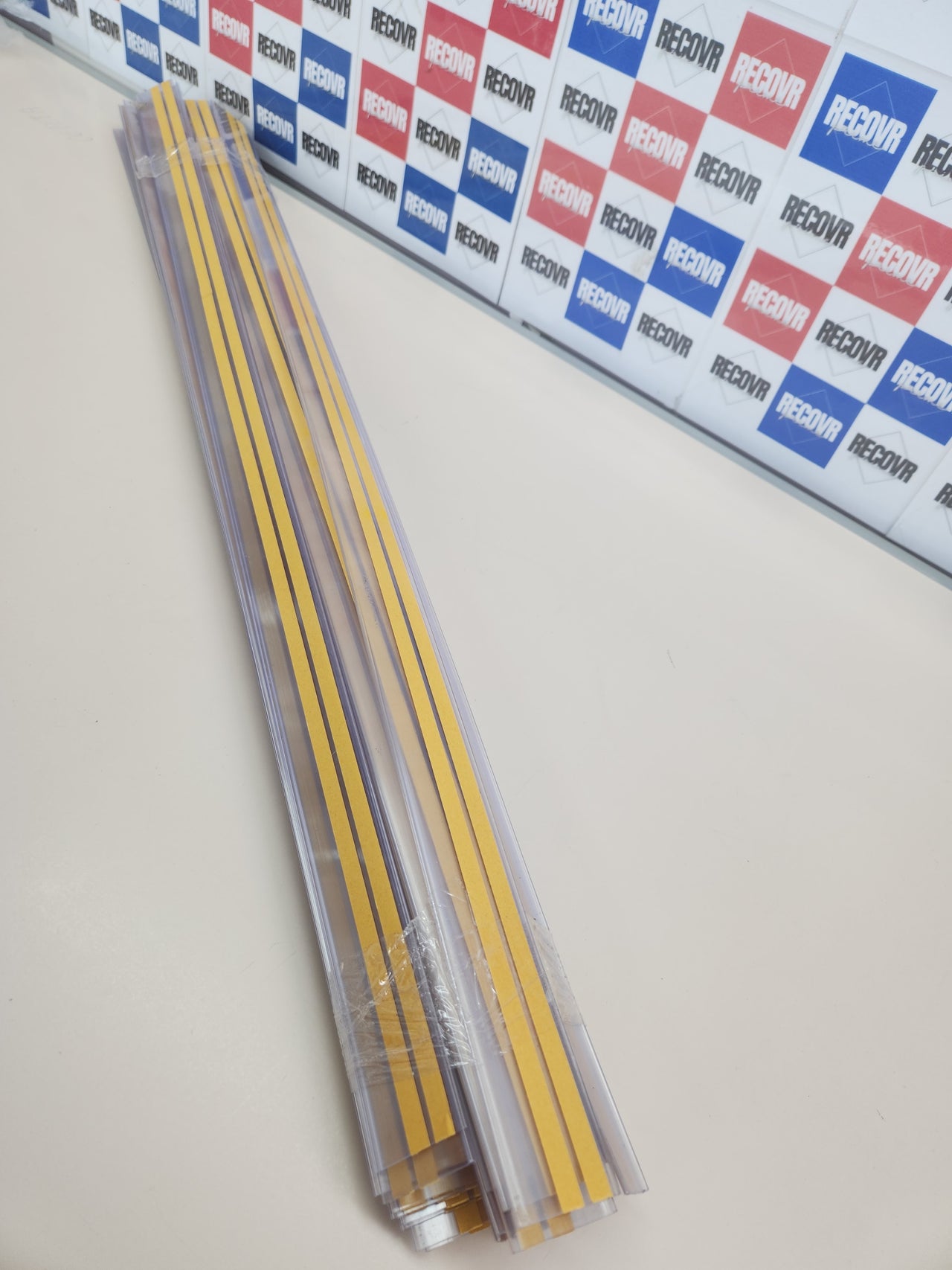 Pack de 47 portaprecios fabricado con material reciclado con 2 adhesivos a 1 metro para etiquetas de 39mm Color transparente. Etiquetas Precios Tienda, Portaprecios Estantería, Portaprecios Adhesivo
