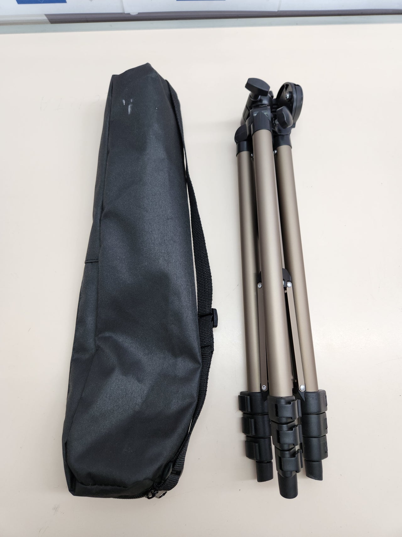 Trípode ligero de 127 cm con funda, champán