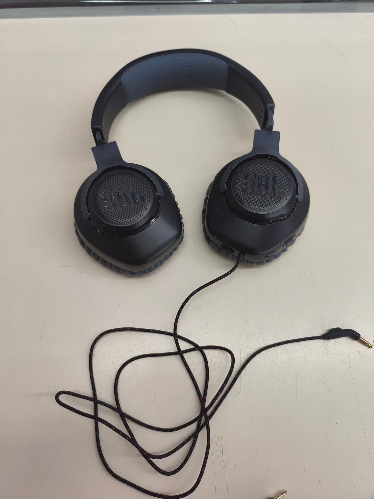Auriculares gaming JBL Quantum 100 con micrófono desmontable.