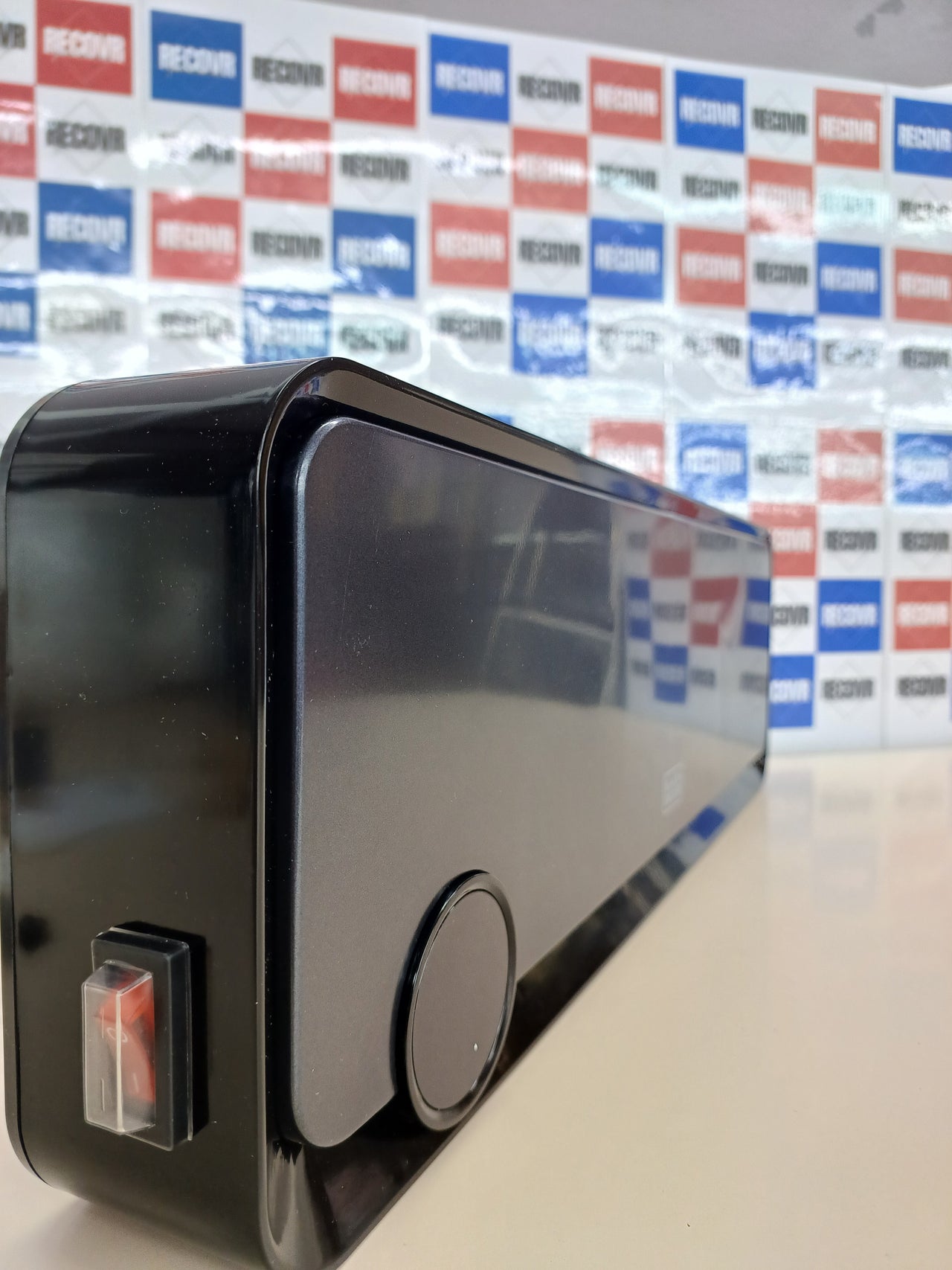 Black+Decker –Convector BXCSH1200E de 1200W apto para baño con programador diario y semanal, termostato y sensor de apagado para ventanas abiertas. Con panel digital se puede colgar en pared.