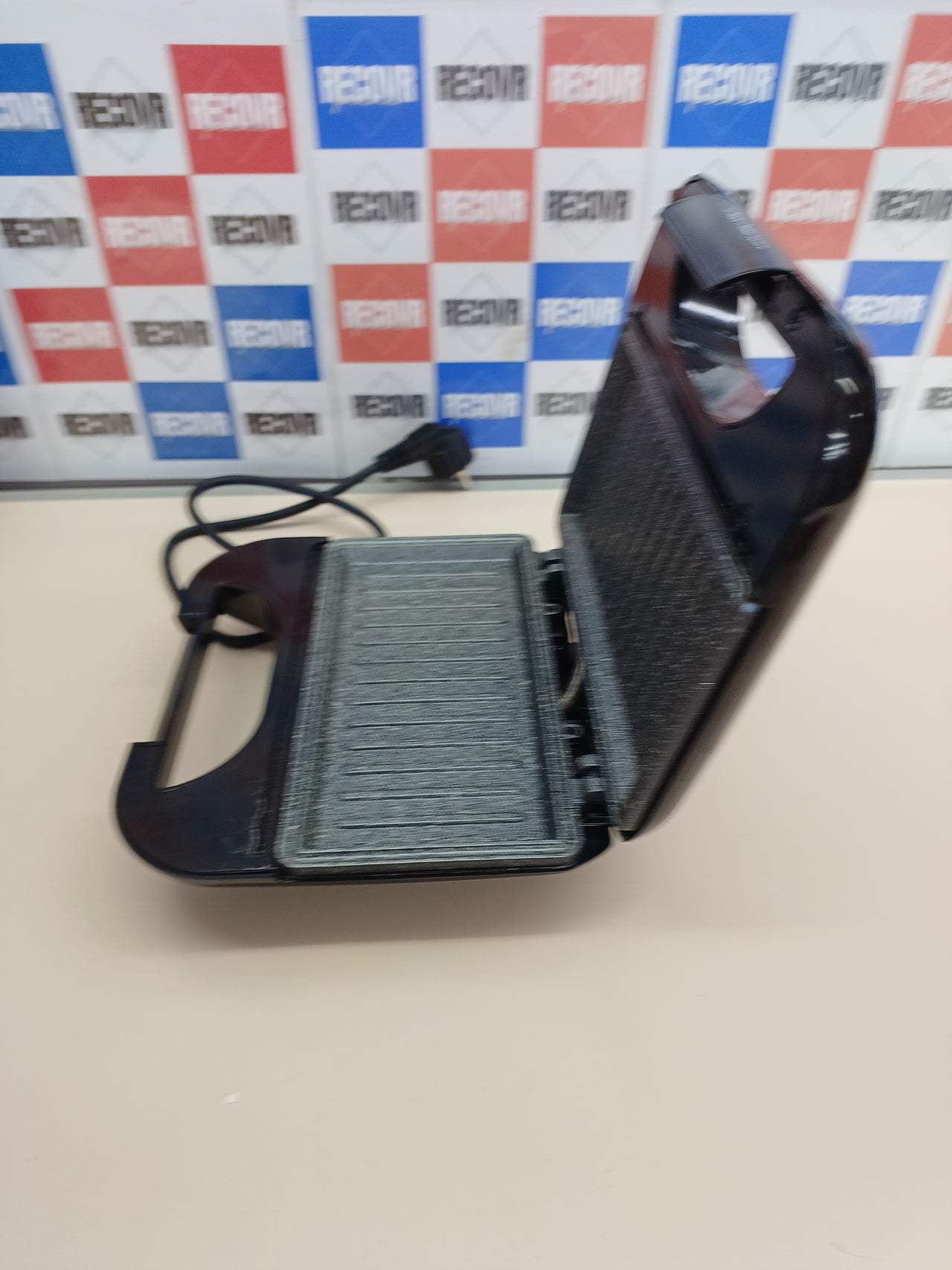 Sandwichera 750W 2 sándwiches antiadherente piedra - Cecotec