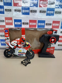 Motocicleta Ducati Desmosedici GP (Casey Stoner #4) – Moto radiocontrol a escala 1:9NewRay 88815