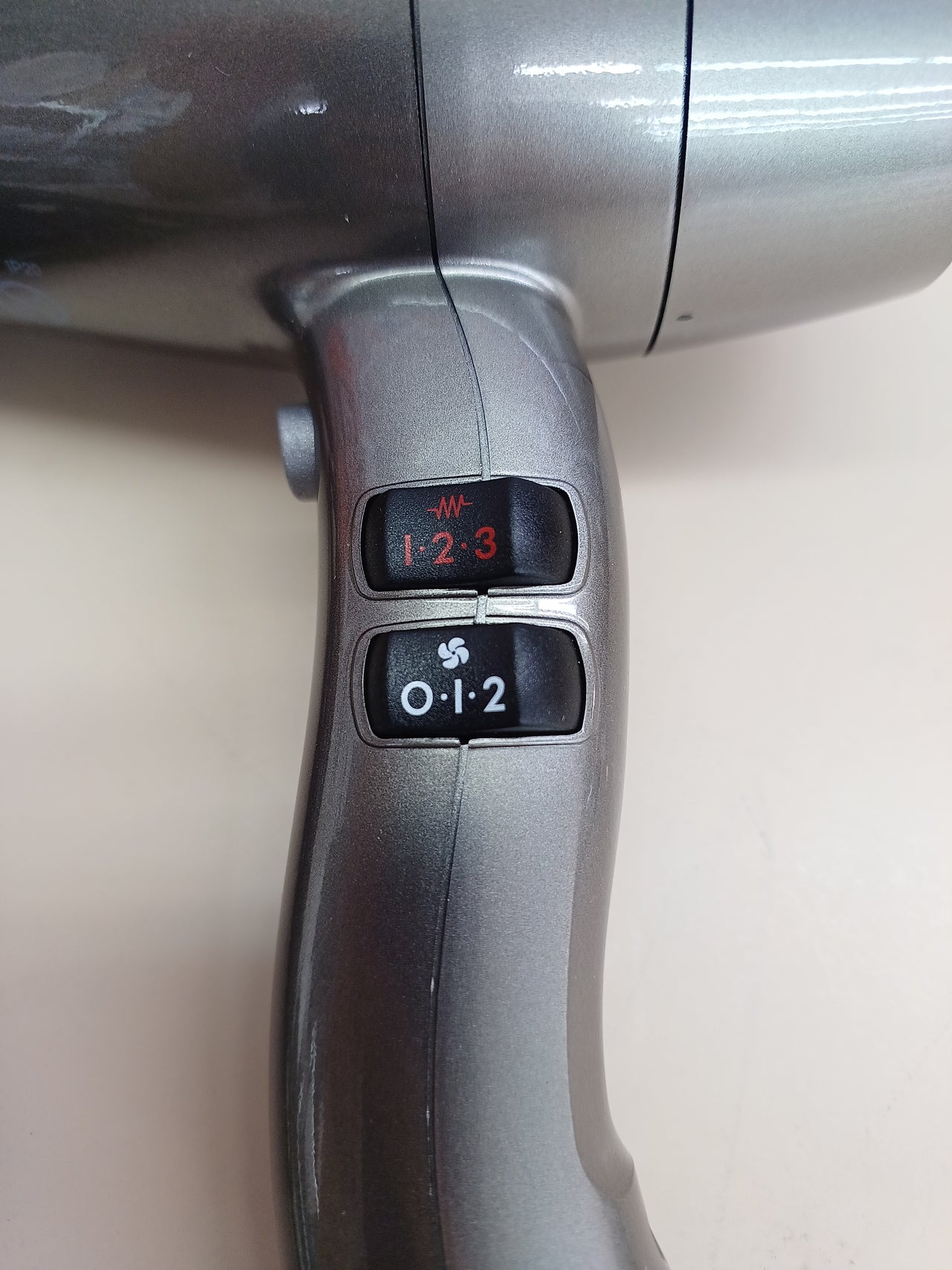 Valera, Swiss Silent Jet 8600, Secador de Pelo Profesional y Silencioso, con Potente Motor AC-Performance, 3 Niveles de Temperatura, Ionizador, Cable Flexible Antienredos, Difusor, 2400 W, Swiss Made