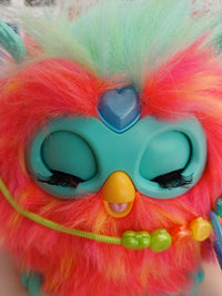 Furby Coral Juguete Interactivo con Control de Voz, para Niños a Partir de 6 Años, con 15 Accesorios de Moda – Versión en Italiano Hasbro