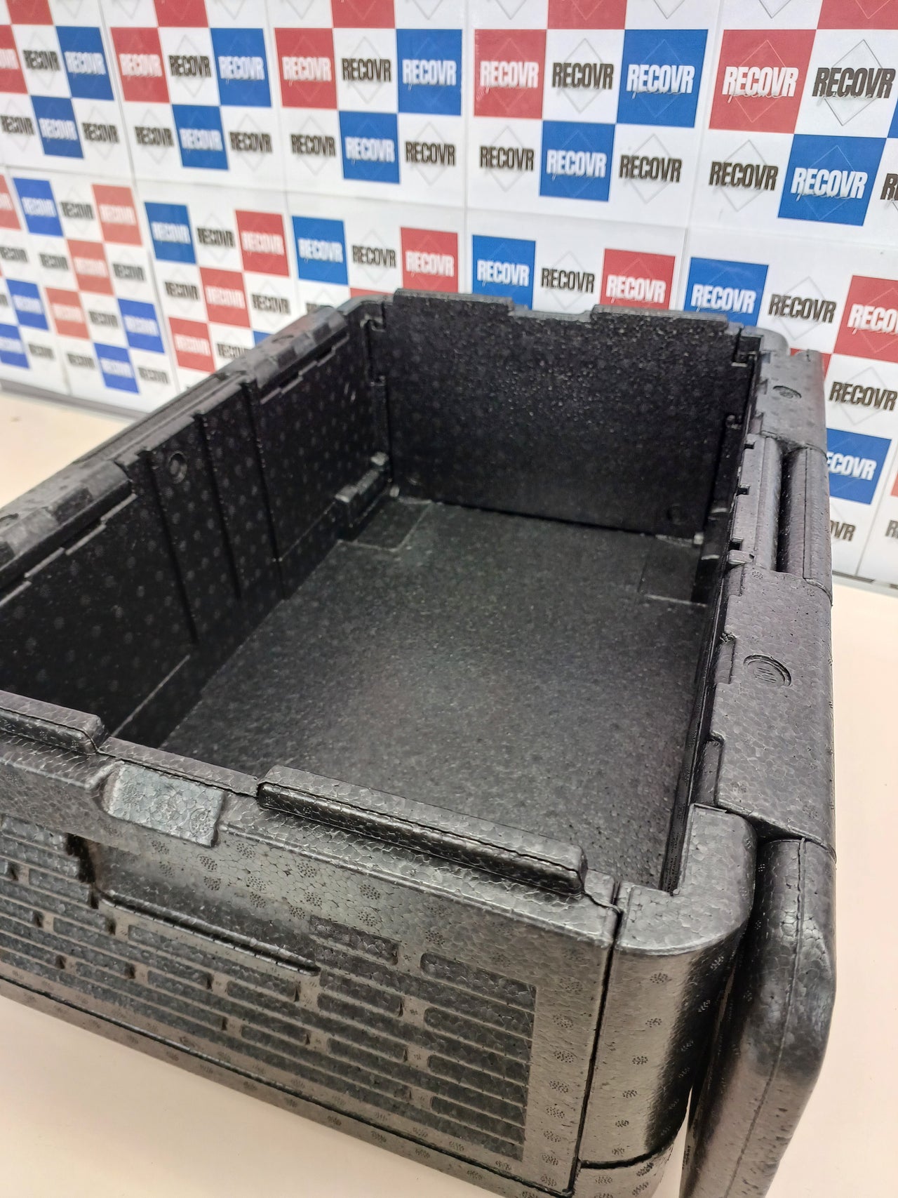 Caja Isotérmica 38,5L Resistente Aislante y Impermeable Negro