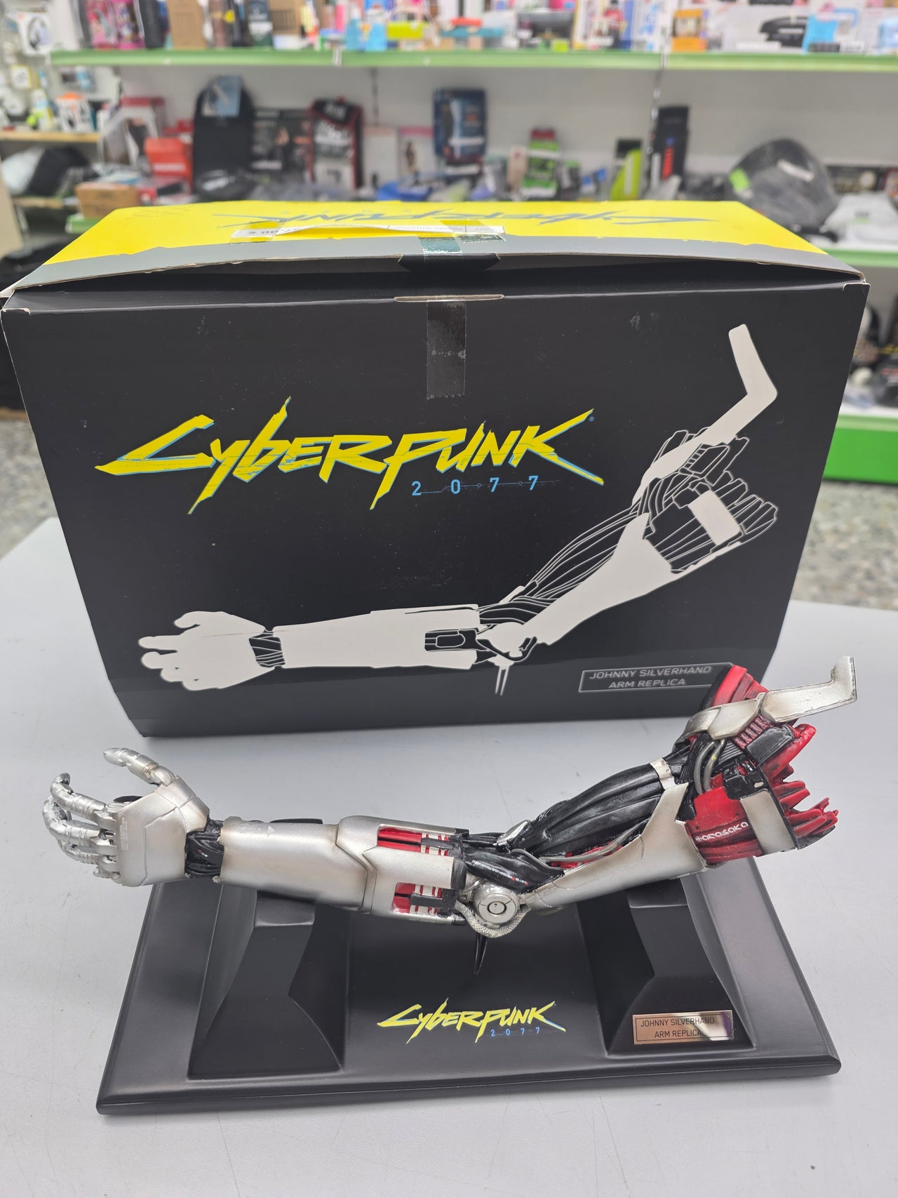 Brazo Johnny Silverhand Cyberpunk 2077 (30 cm)