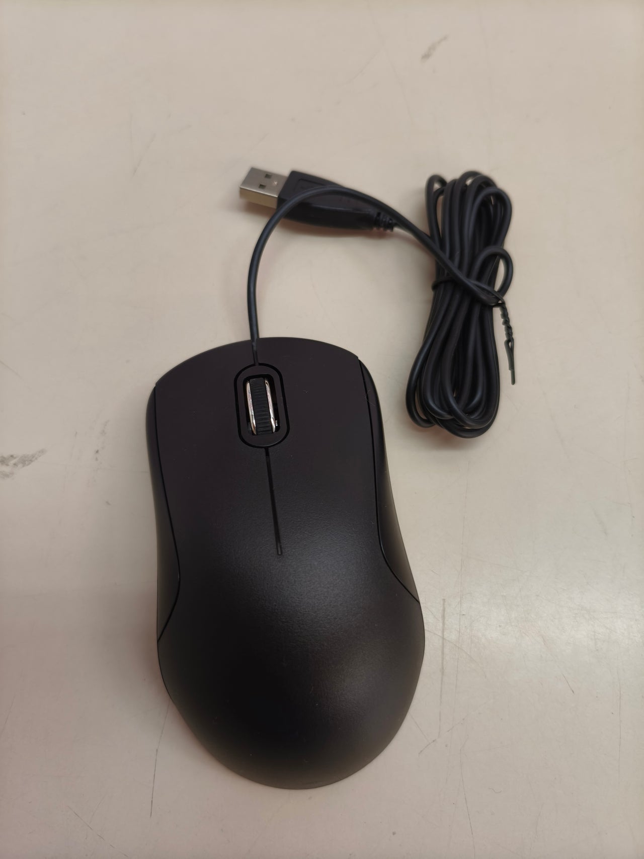 Ratón con cable Amazon Basics, 3 botones, silencioso, negro