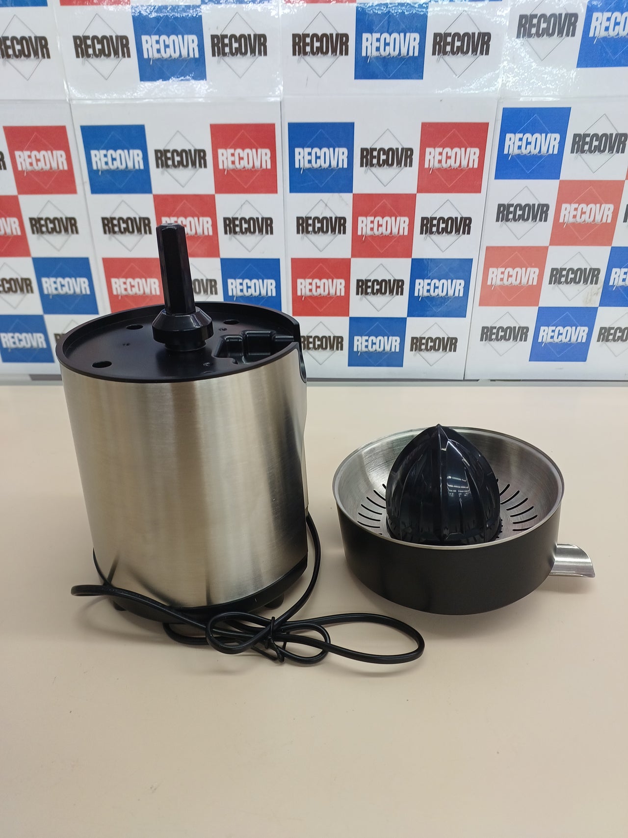 Exprimidor 85W acero inoxidable con 2 conos WMF