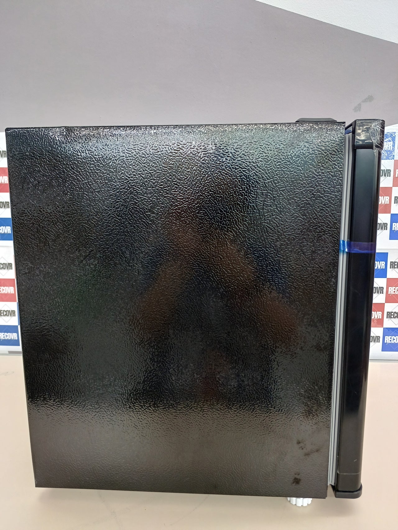 CHIQ Minibar capacidad 46L, Compresor incorporada, Botellero y Compartimiento Congelador, Control de Temperatura regulable, Bajo Nivel de ruido, Puerta Reversible, Color Negro