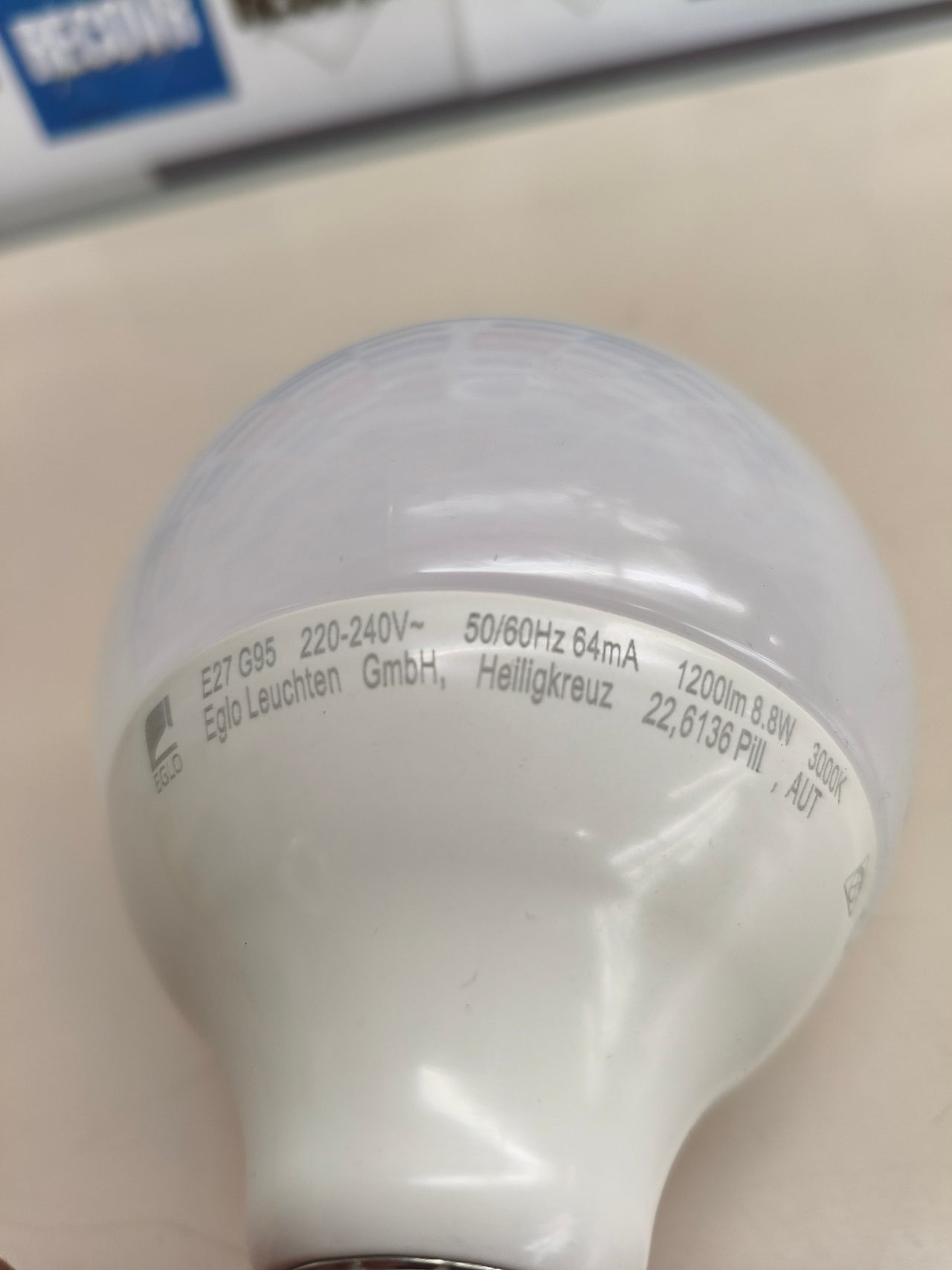 Bombilla LED E27 tipo globo, 11,8 W, luz cálida 3000 K.