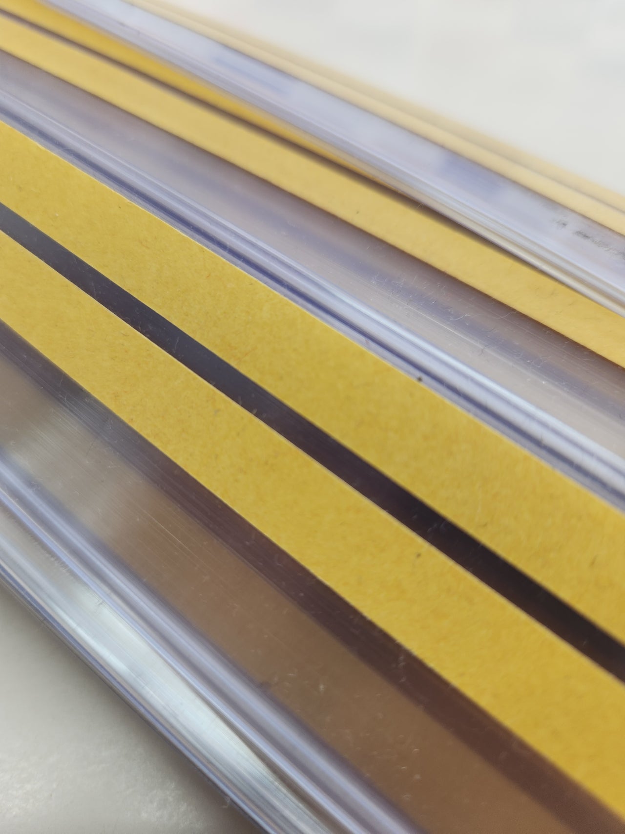 Pack de 47 portaprecios fabricado con material reciclado con 2 adhesivos a 1 metro para etiquetas de 39mm Color transparente. Etiquetas Precios Tienda, Portaprecios Estantería, Portaprecios Adhesivo