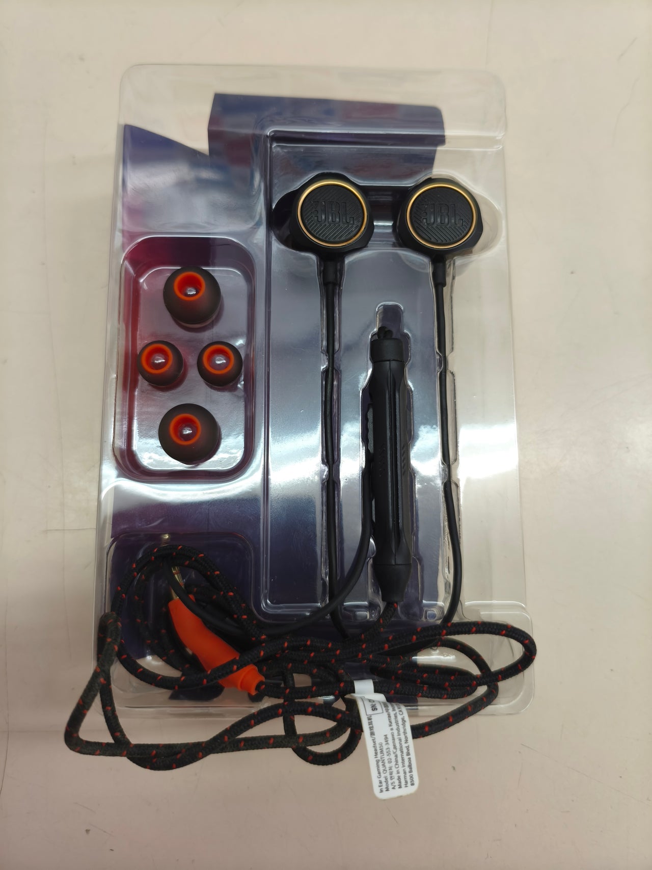 Auriculares gaming intraaurales con micrófono.