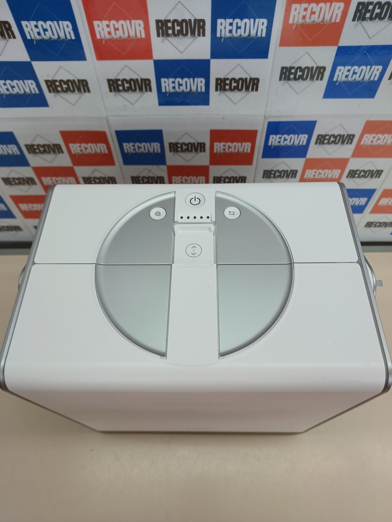 Robot limpiacristales con estación Omni y triple pulverizador – ECOVACS