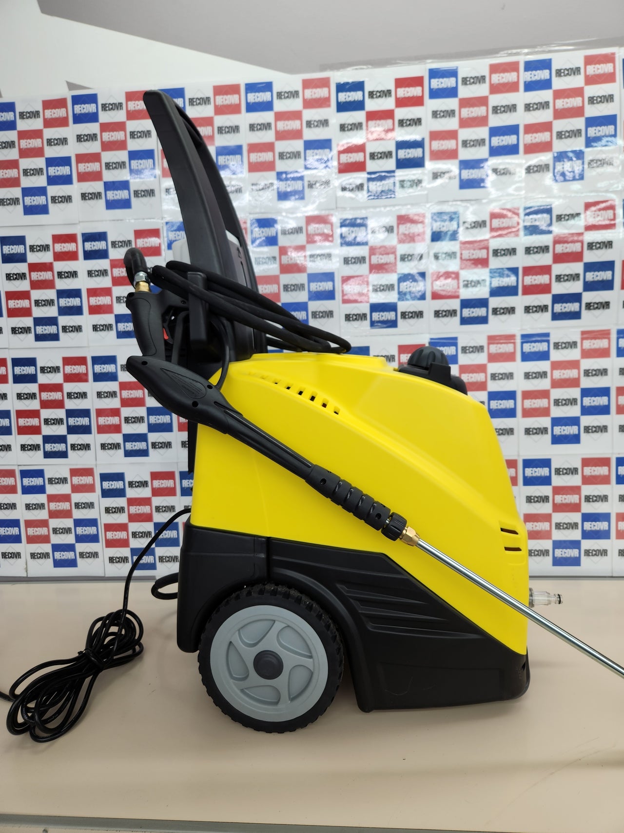 Hidrolimpiadora 2500W Monofásica de Agua Caliente Lavor Rio-R Pro 1218 – 160 bar, 450 l/h,