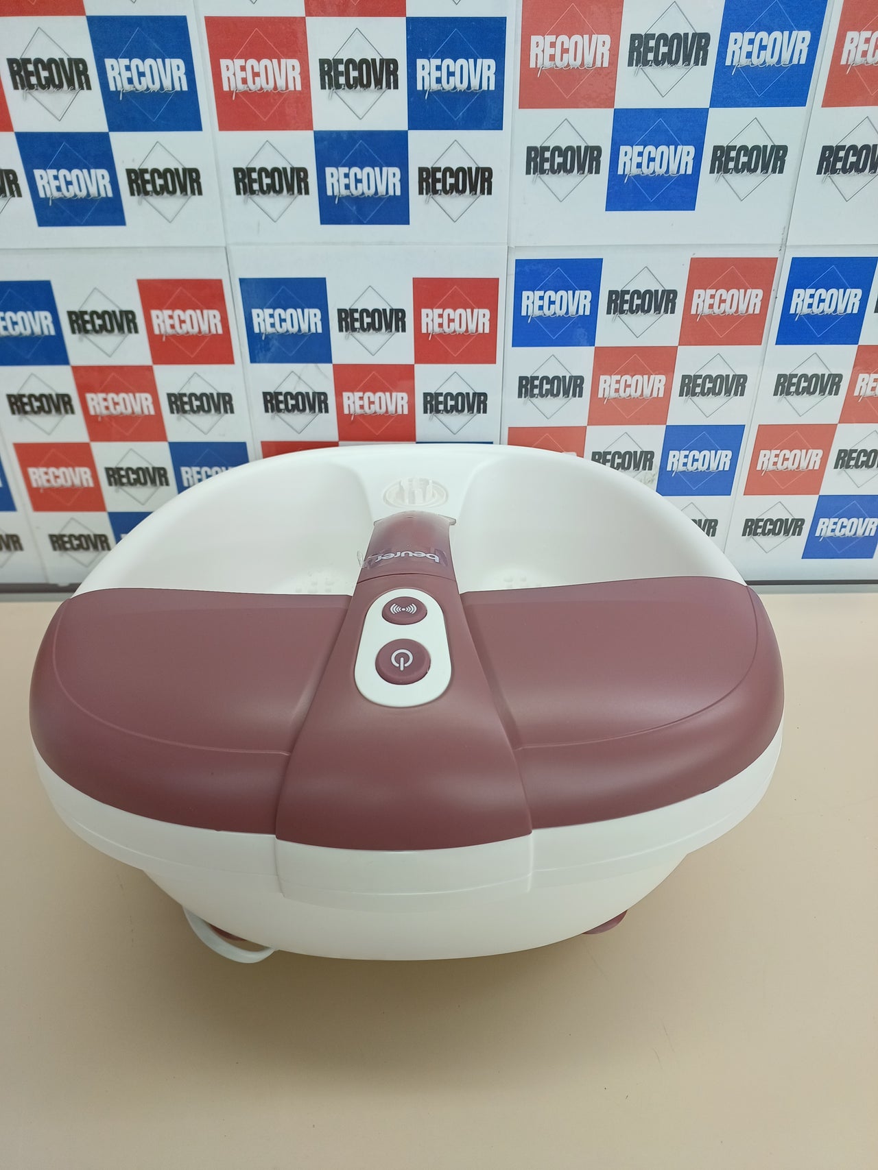Beurer FB 35 Hidromasaje para Pies, 140 W, 3 funciones de masaje vibratorio, masaje con burbujas, calentamiento de agua, 16 imanes, aromaterapia, 41 x 38 x 17 cm, rojo y blanco