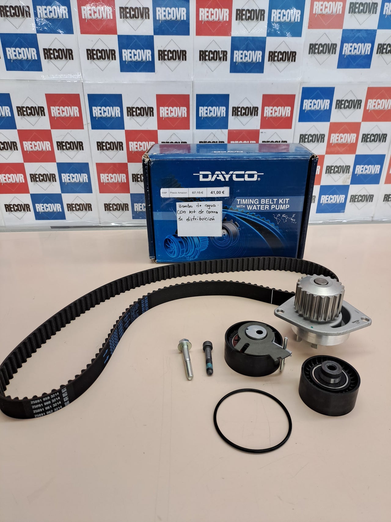 Kit de distribución con bomba de agua para coche.