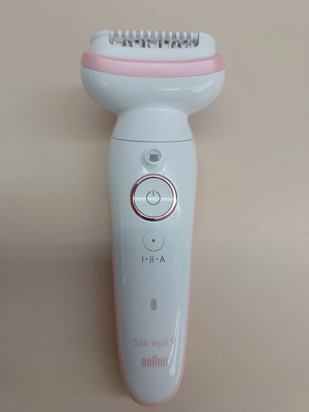 Braun Silk-épil 9 SkinSpa - Set todo en uno, depiladora para mujer, depiladora de larga duración, cabezal de afeitado, cabezal de masaje, color blanco y rosa