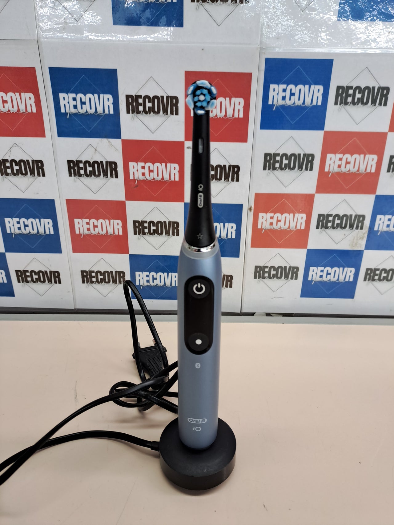 Oral-B iO 9 cepillo eléctrico con estuche cargador azul
