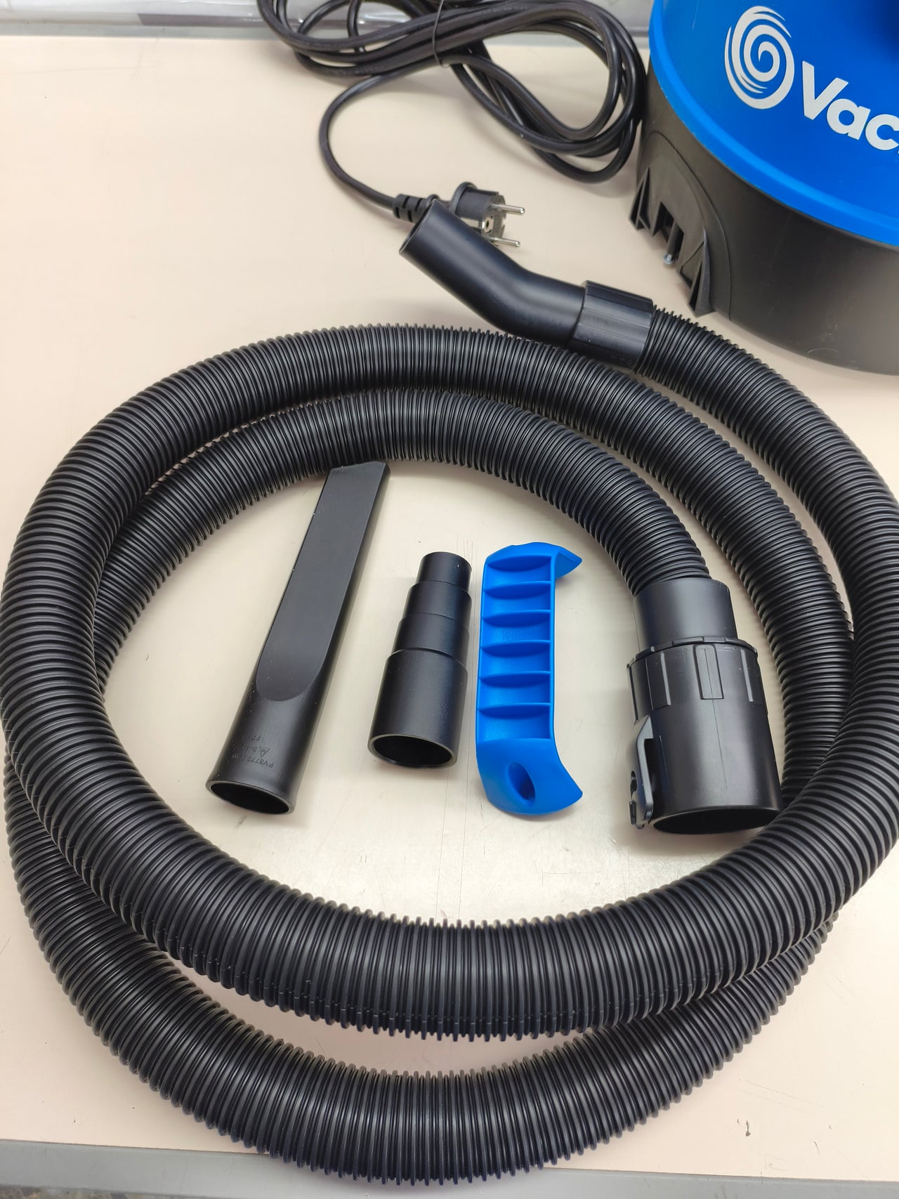 Aspirador multiusos para sólidos y líquidos de 20 litros