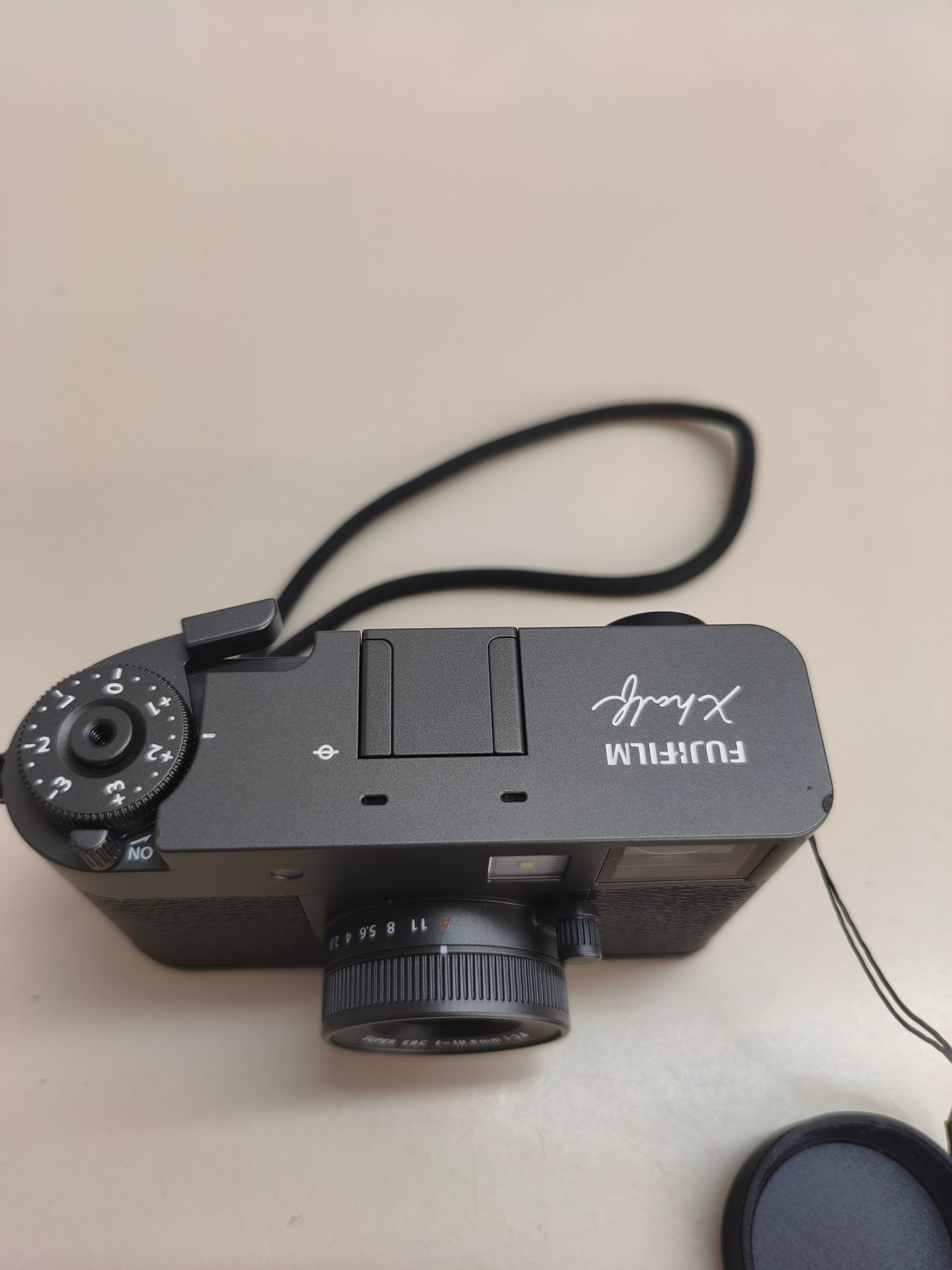FUJIFILM X-HF1, cámara compacta, gris carbón