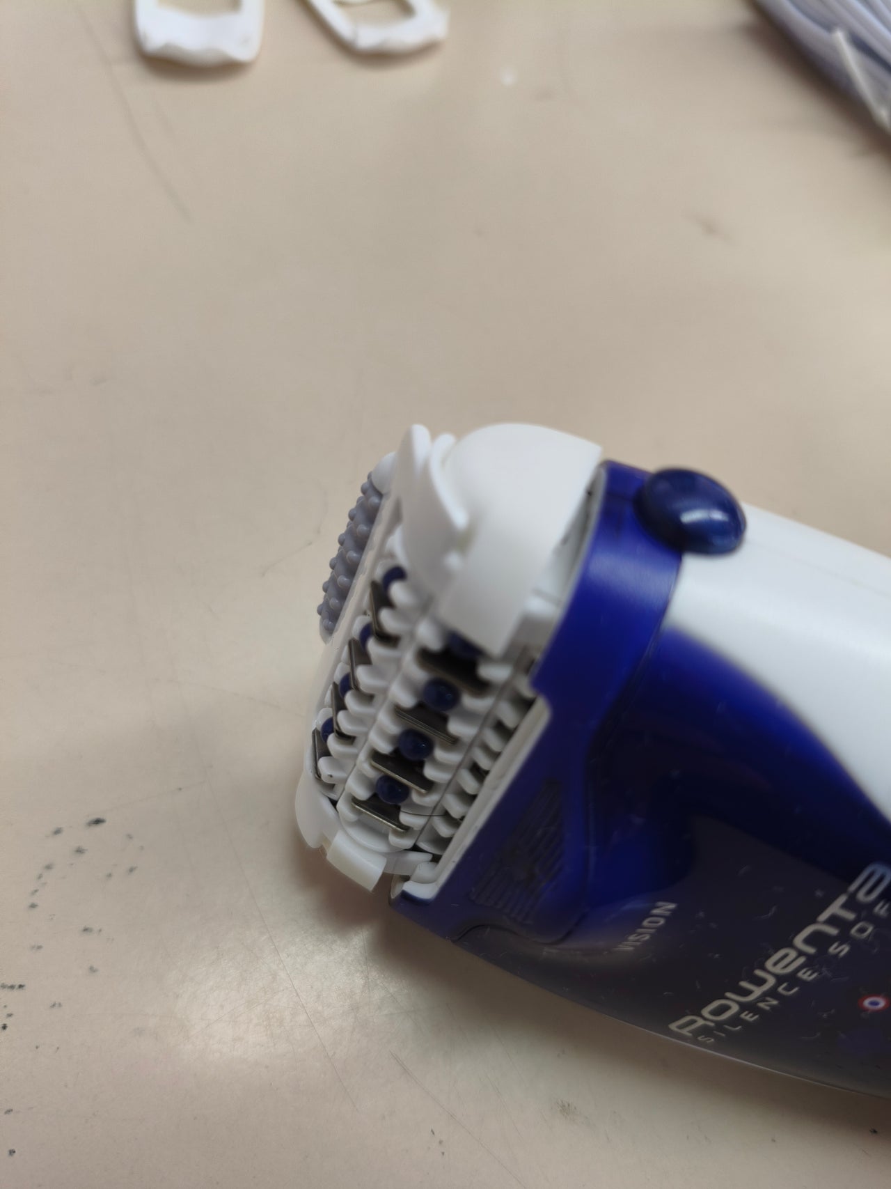 Depiladora eléctrica Rowenta con accesorios para zonas sensibles