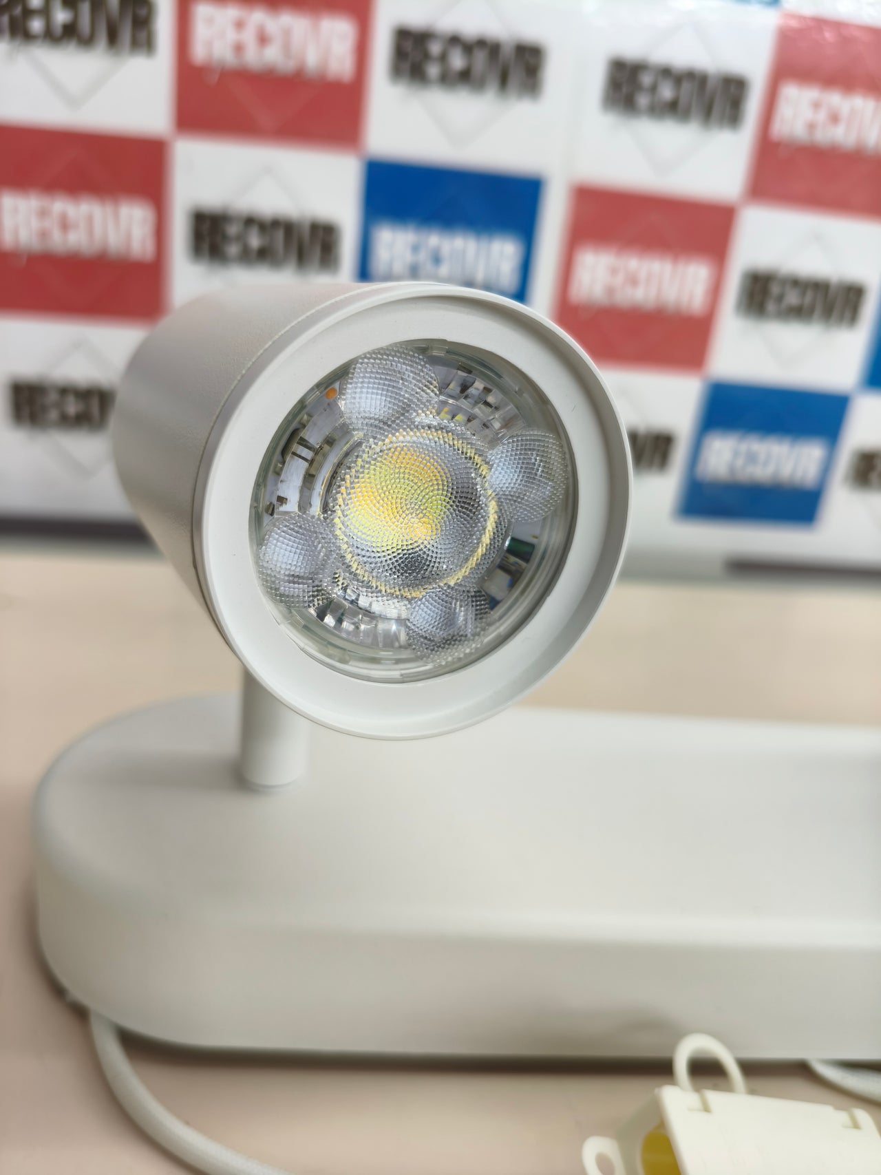 Lámpara inteligente WiZ Imageo con 3 focos LED blancos compatibles