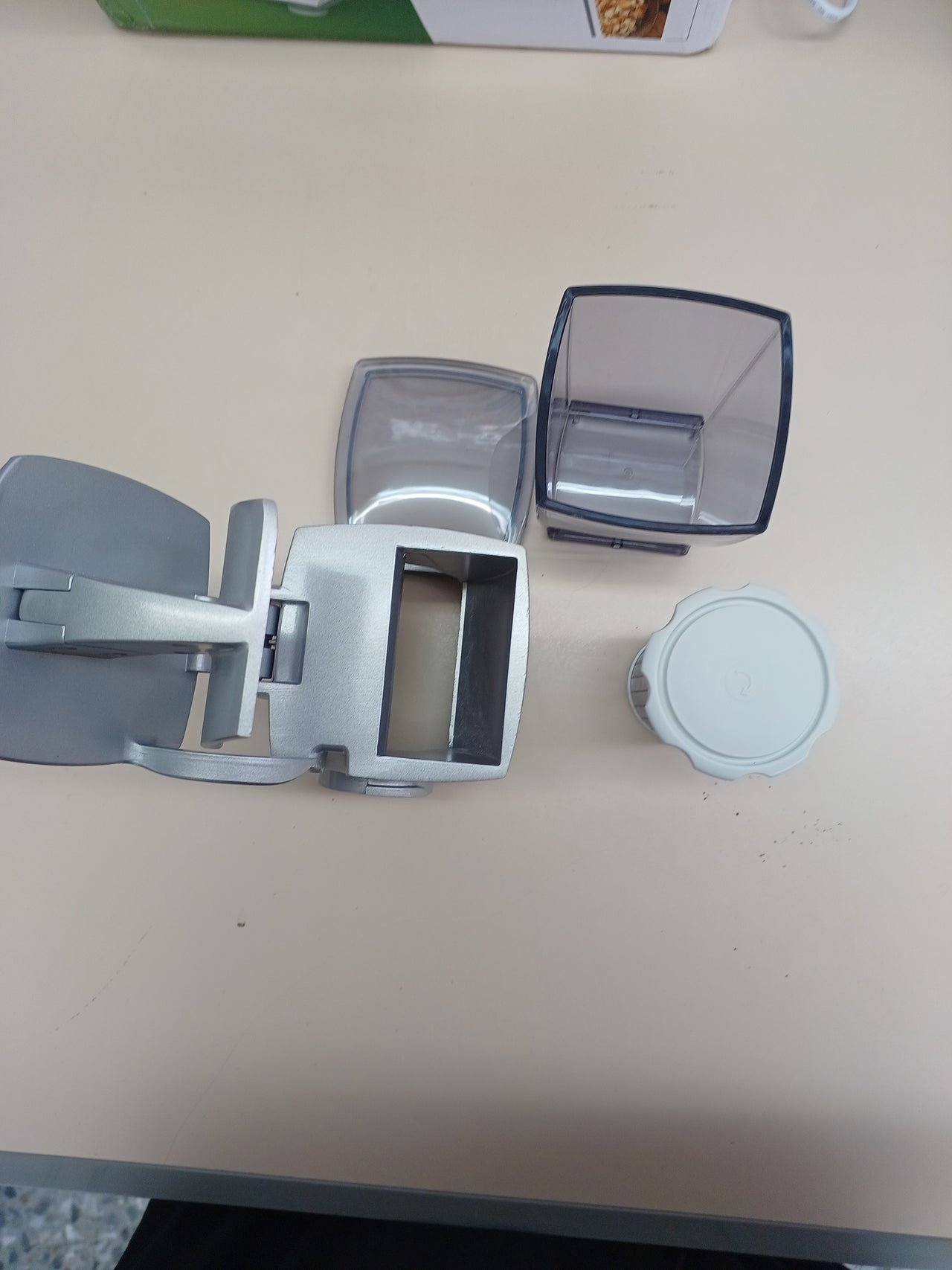 Rallador Eléctrico, 150 w. Rodillo Acero Inoxidable, Tolva Aluminio, Recipiente Extraíble Tapa Frescura, Sistema Seguridad, Imetec Grattugissima,