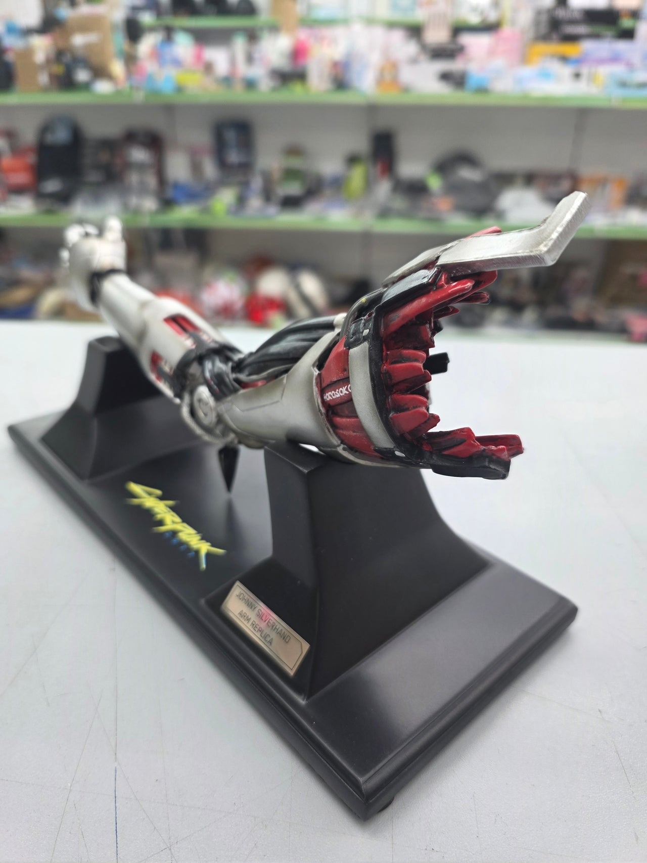 Brazo Johnny Silverhand Cyberpunk 2077 (30 cm)
