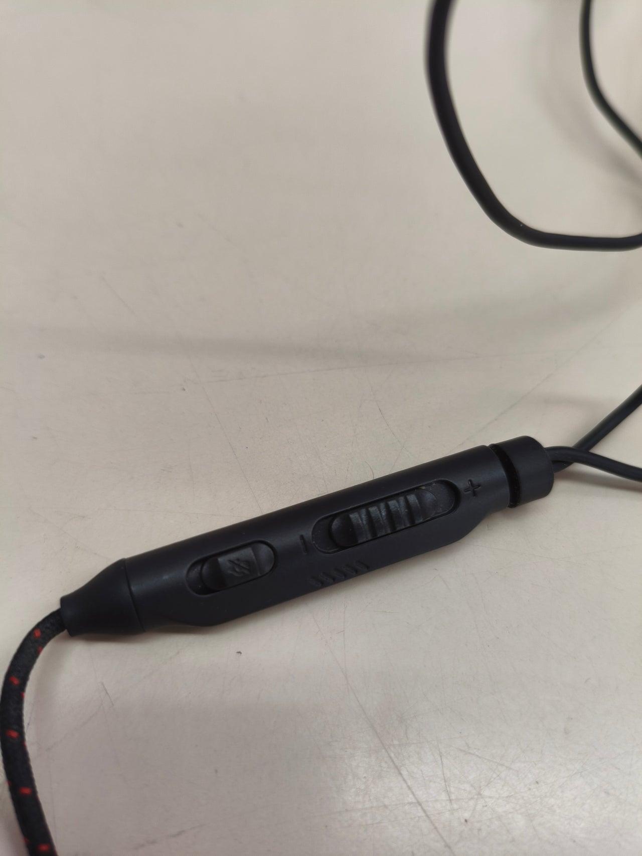 Auriculares gaming intraaurales con micrófono.