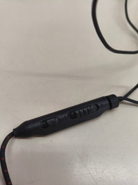 Auriculares gaming intraaurales con micrófono.