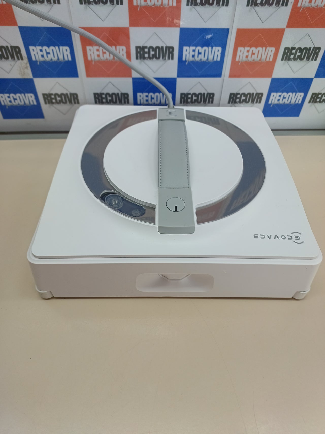 Robot limpiacristales con estación Omni y triple pulverizador – ECOVACS