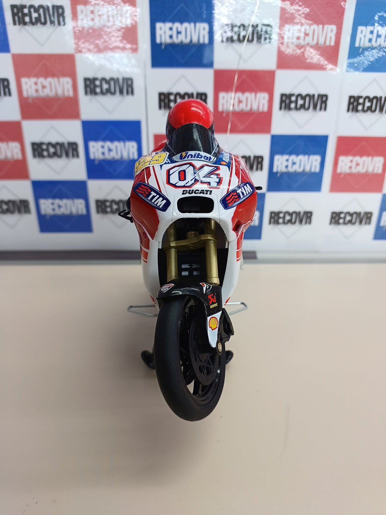 Motocicleta Ducati Desmosedici GP (Casey Stoner #4) – Moto radiocontrol a escala 1:9NewRay 88815