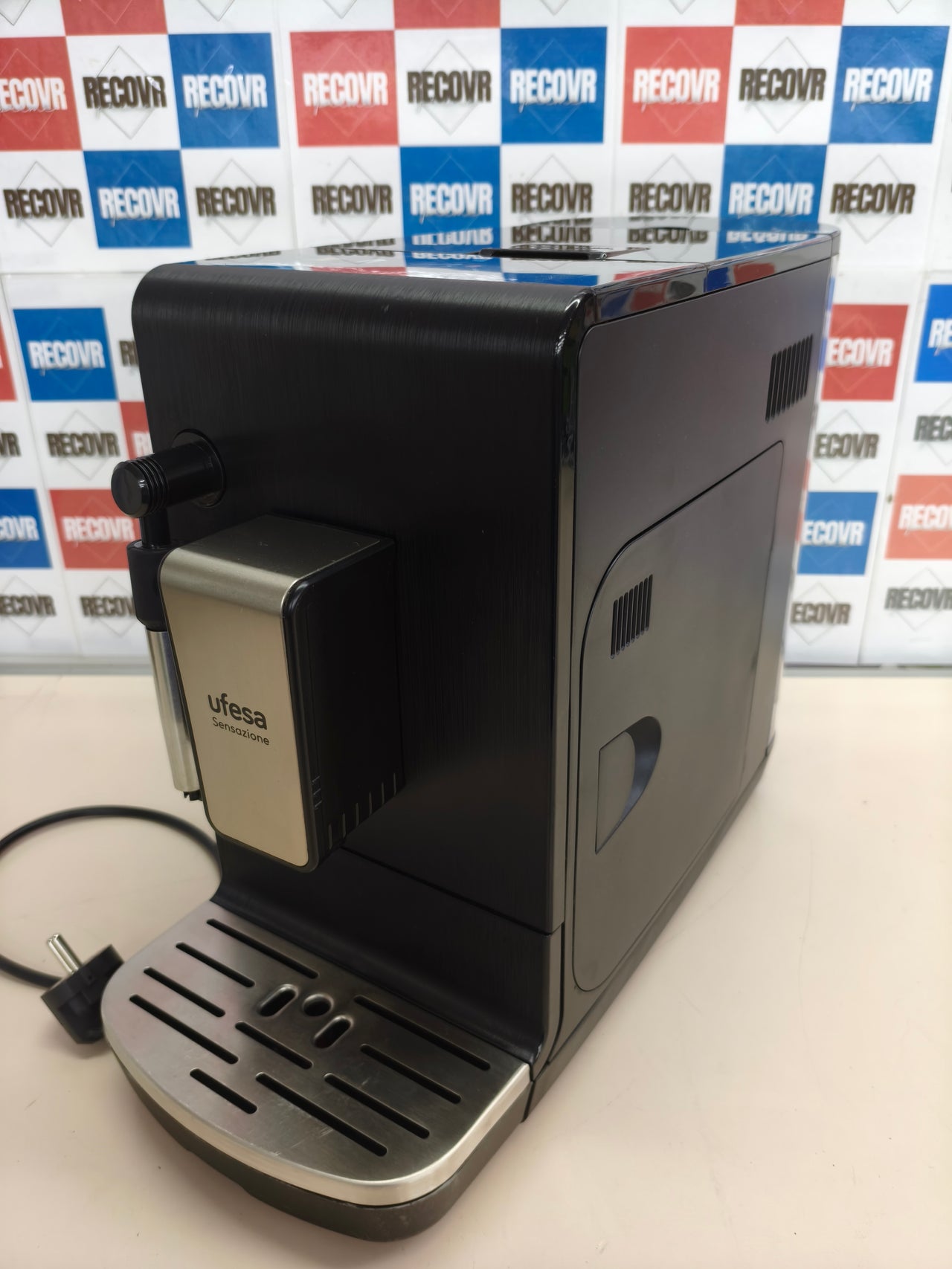 Cafetera superautomática Ufesa Sensazione 20 bares con molinillo y panel táctil