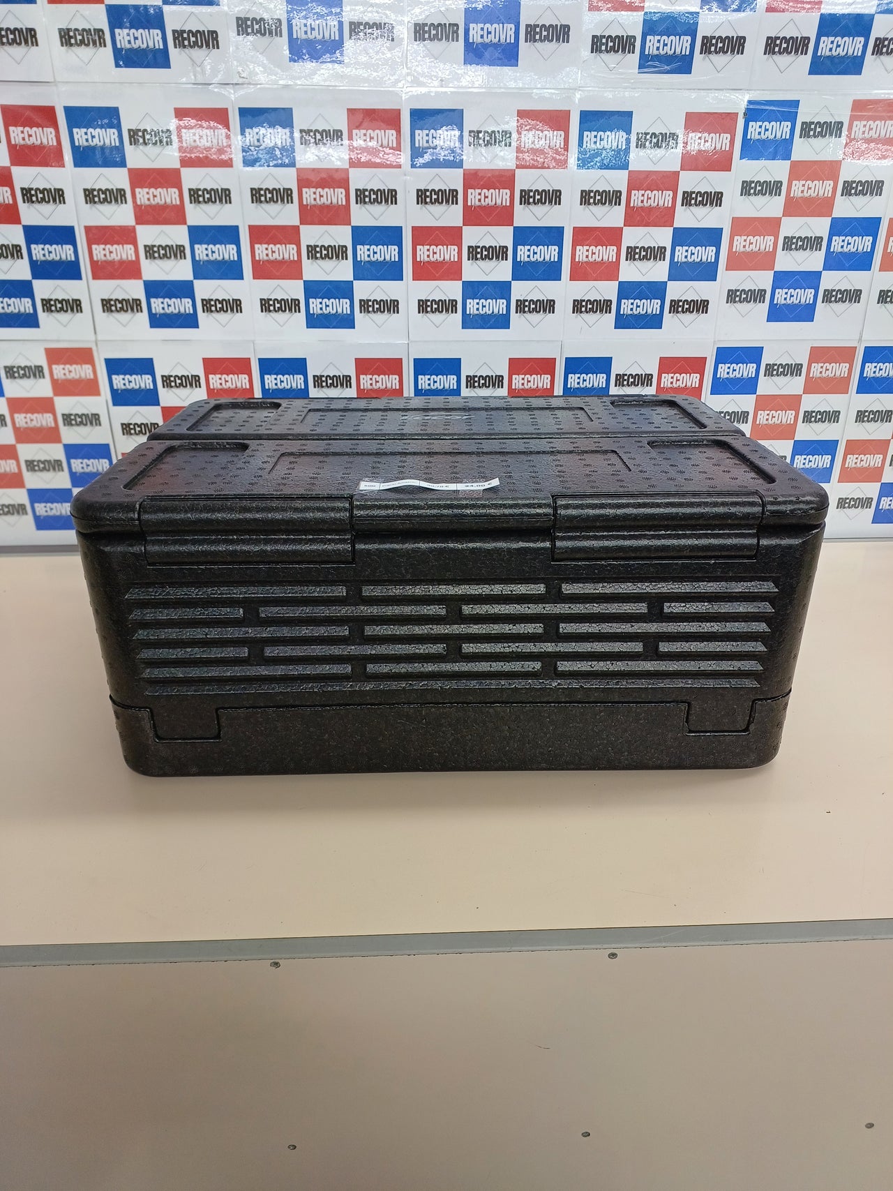 Caja Isotérmica 38,5L Resistente Aislante y Impermeable Negro
