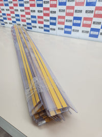 Pack de 47 portaprecios fabricado con material reciclado con 2 adhesivos a 1 metro para etiquetas de 39mm Color transparente. Etiquetas Precios Tienda, Portaprecios Estantería, Portaprecios Adhesivo
