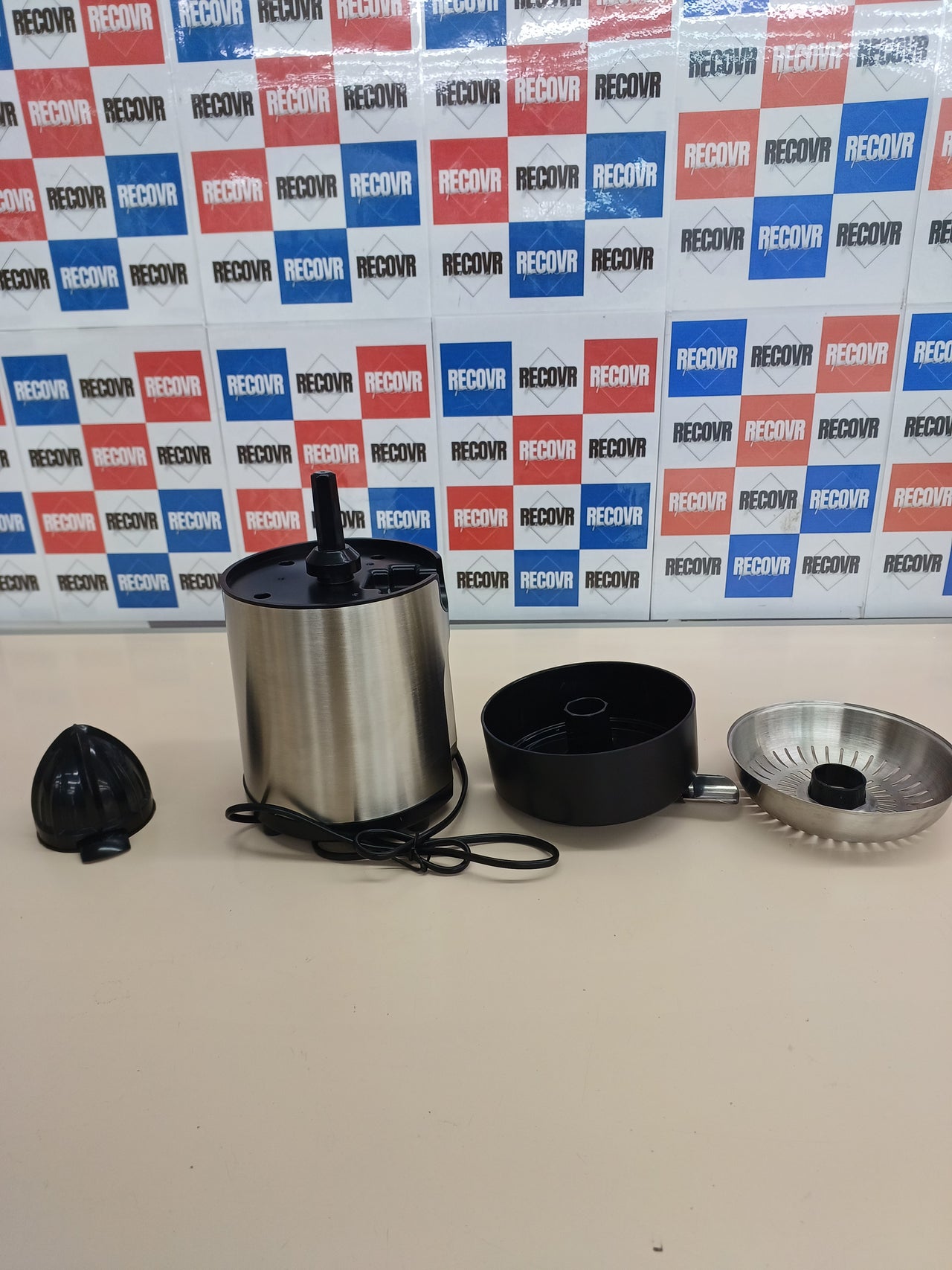 Exprimidor 85W acero inoxidable con 2 conos WMF