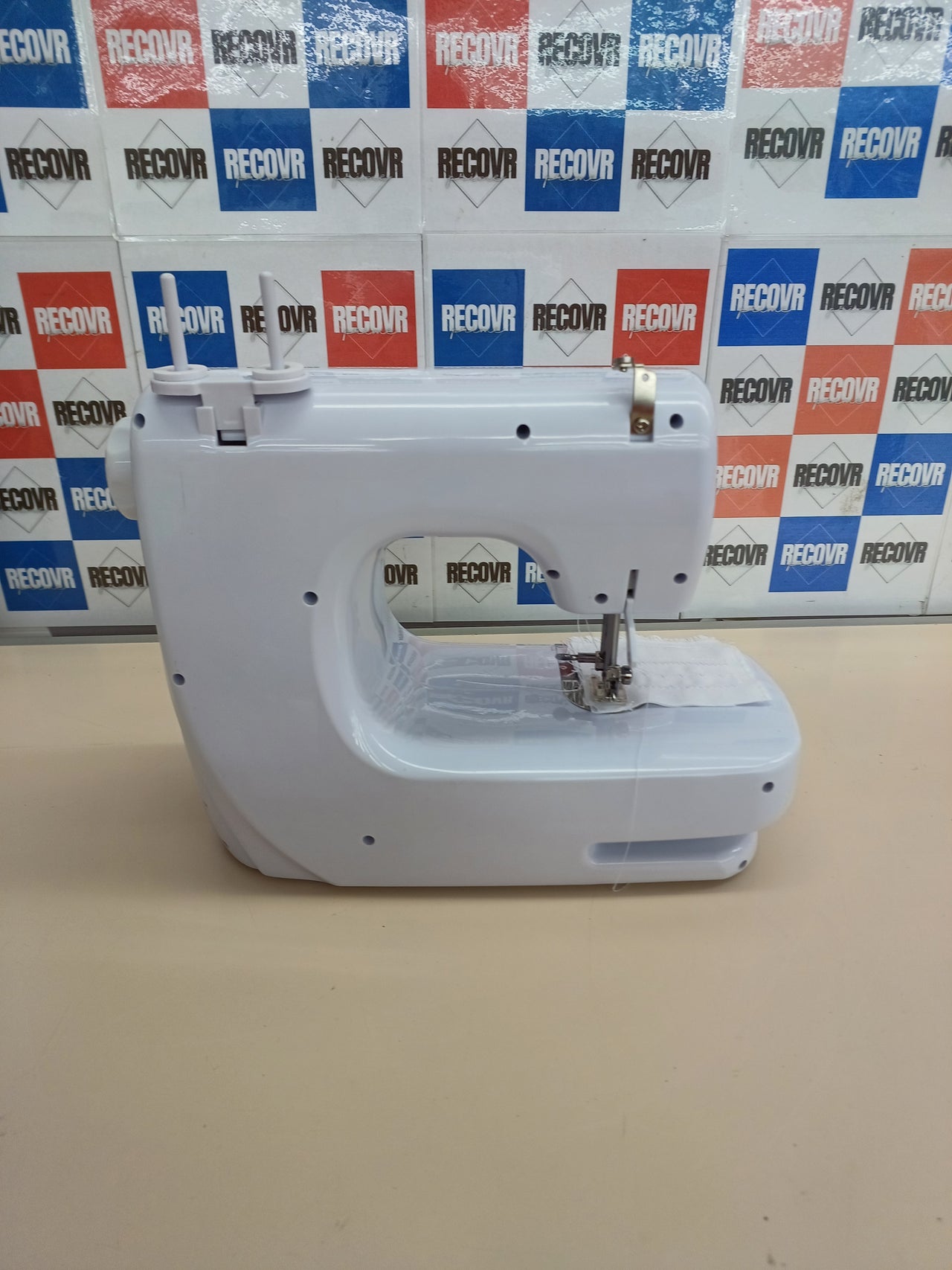 Máquina de Coser Tristar SM-6000