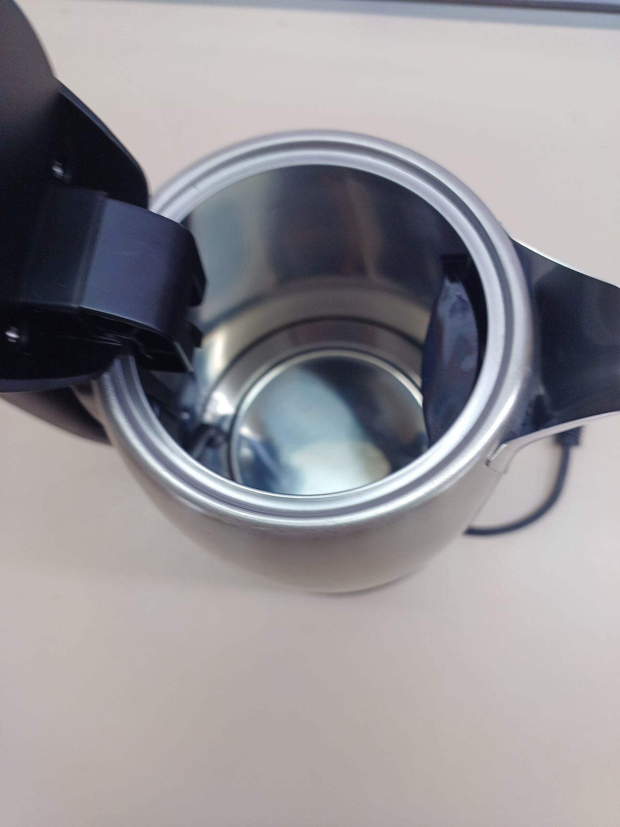 Hervidor Agua - 1.7L, Tapa Resorte, Indicador Luminoso, Acero Inox, Base con Giro. Philips