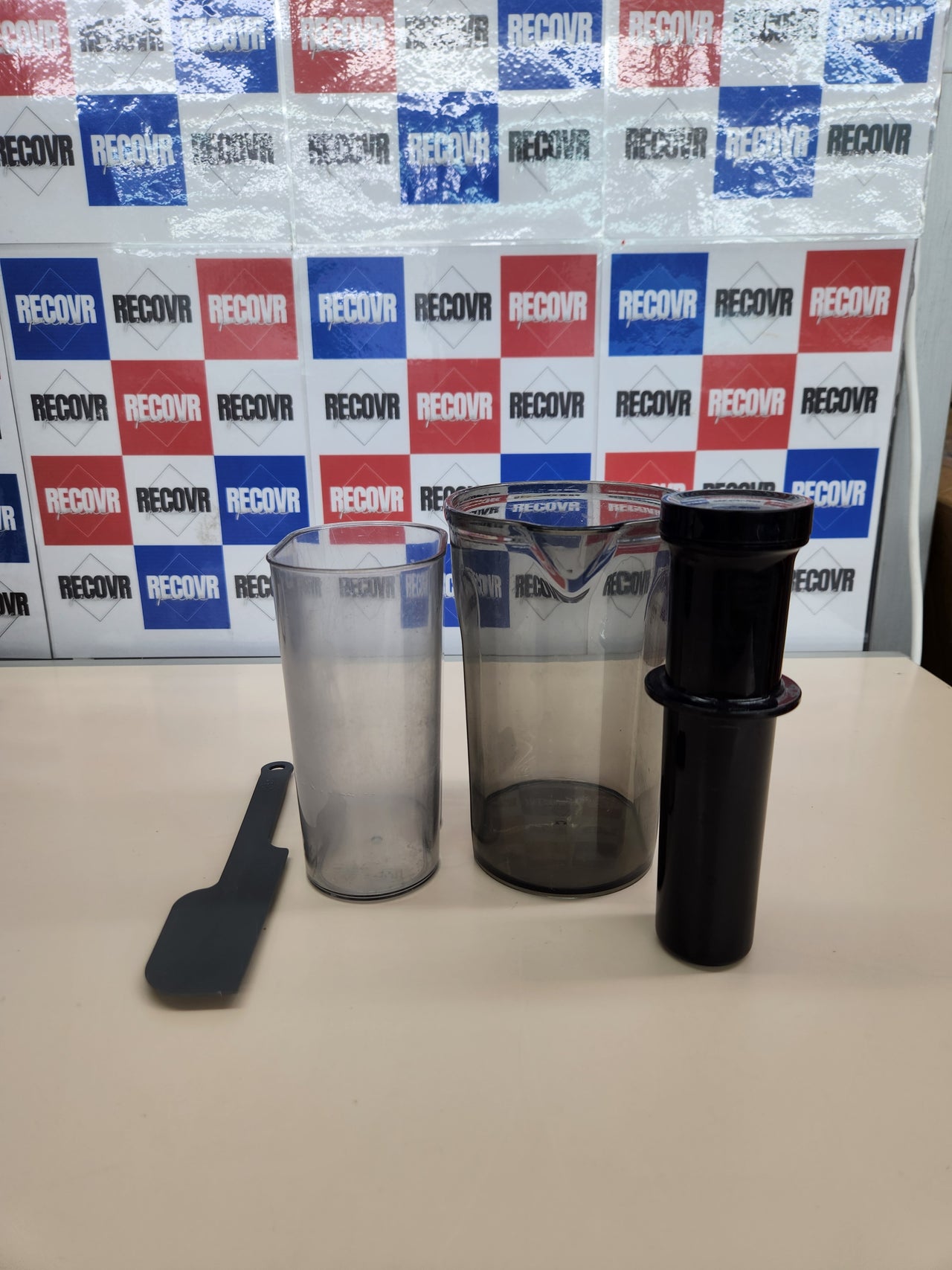 Extractor de Zumos y Verduras Automático, 1.8L Capacidad, 135MM Apertura, Licuadora para Verduras y Frutas Entera, 250W Licuadora Prensado en Frio Lento con Triple Filtro - Gris AMZCHEF