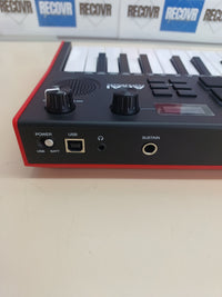 Controlador MIDI 25 teclas con altavoz y pads Akai MPK Mini Play MK3