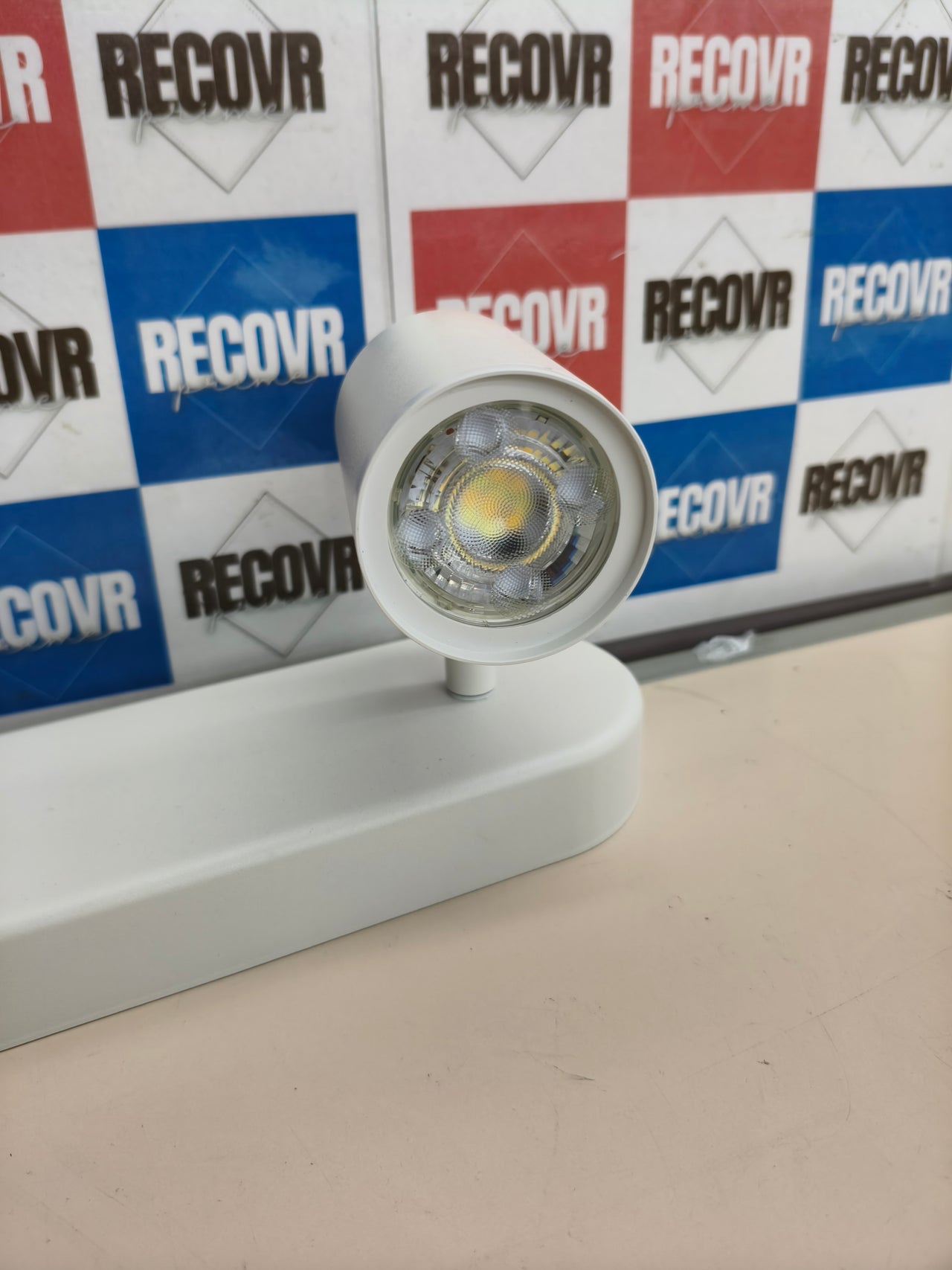 Lámpara inteligente WiZ Imageo con 3 focos LED blancos compatibles