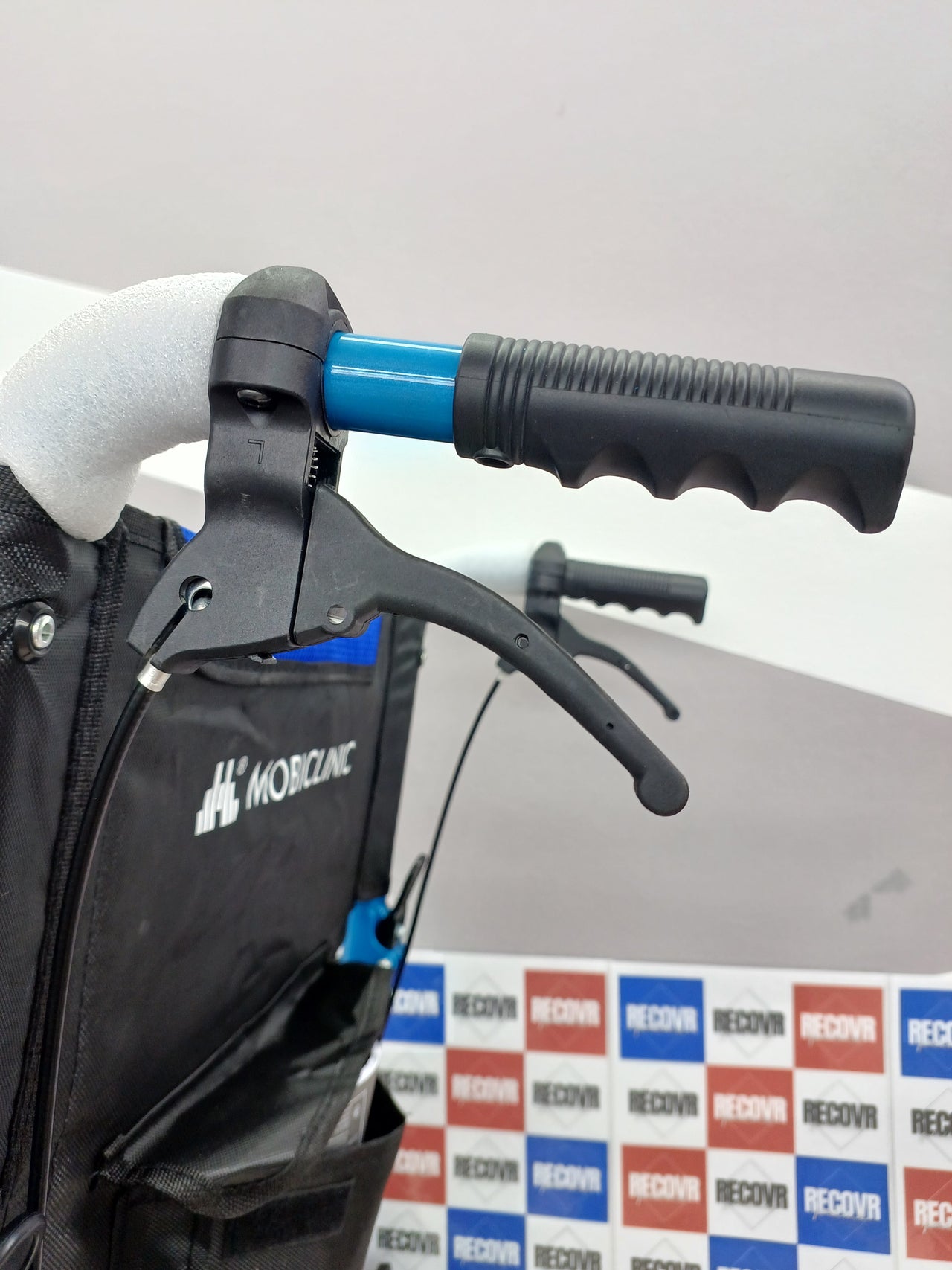 Mobiclinic, Modelo pirámide, Silla de ruedas ortopédica tránsito, Para minuválidos y ancianos, Plegable, Aluminio, Freno en manetas, Reposapiés, Reposabrazos, Ligera, Azul, Asiento 46 cm