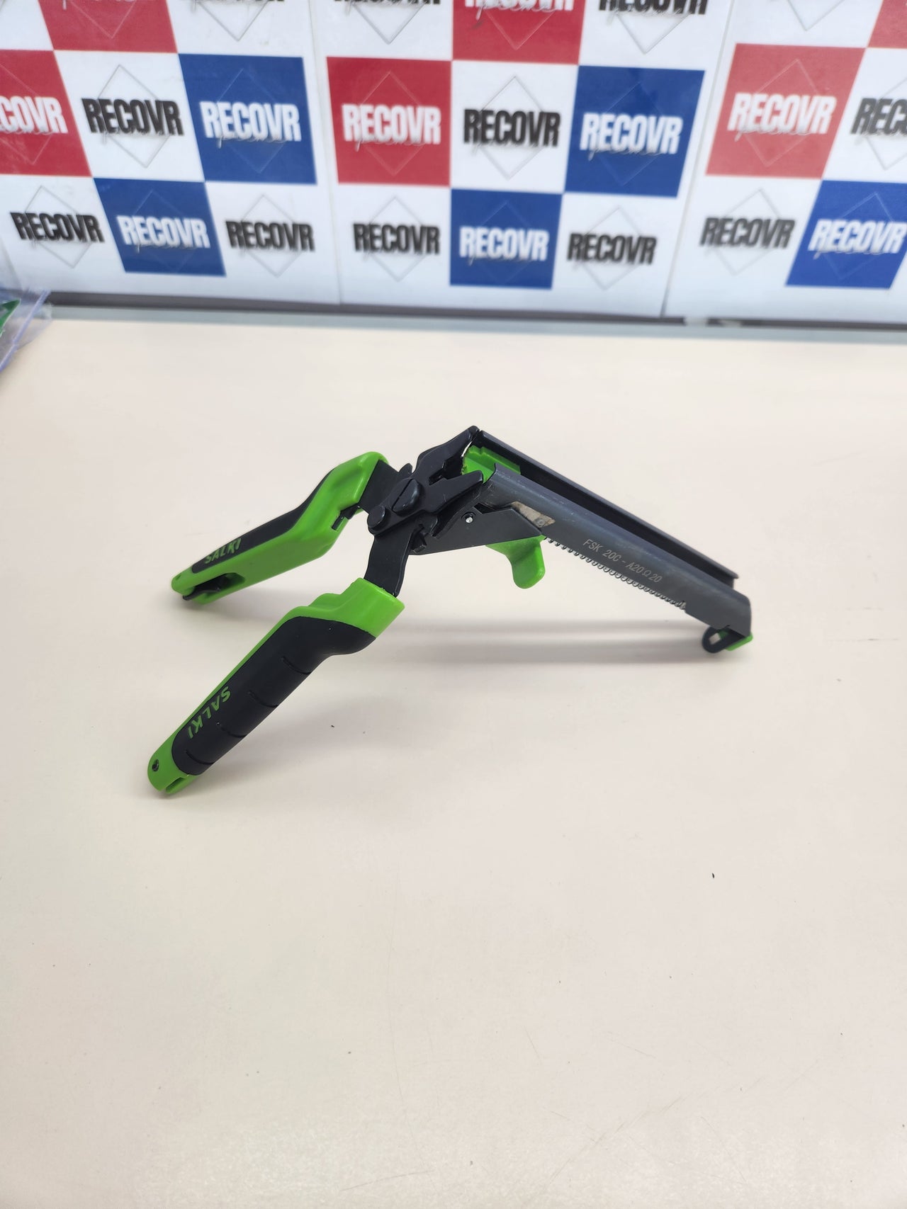Pack Grapadora Cercas  Cargador FSK20C - Grapadora para Vallas y Mallas Cortador de Alambre Incorporado de hasta 3mm de Espesor (3301310PA2) SALKI