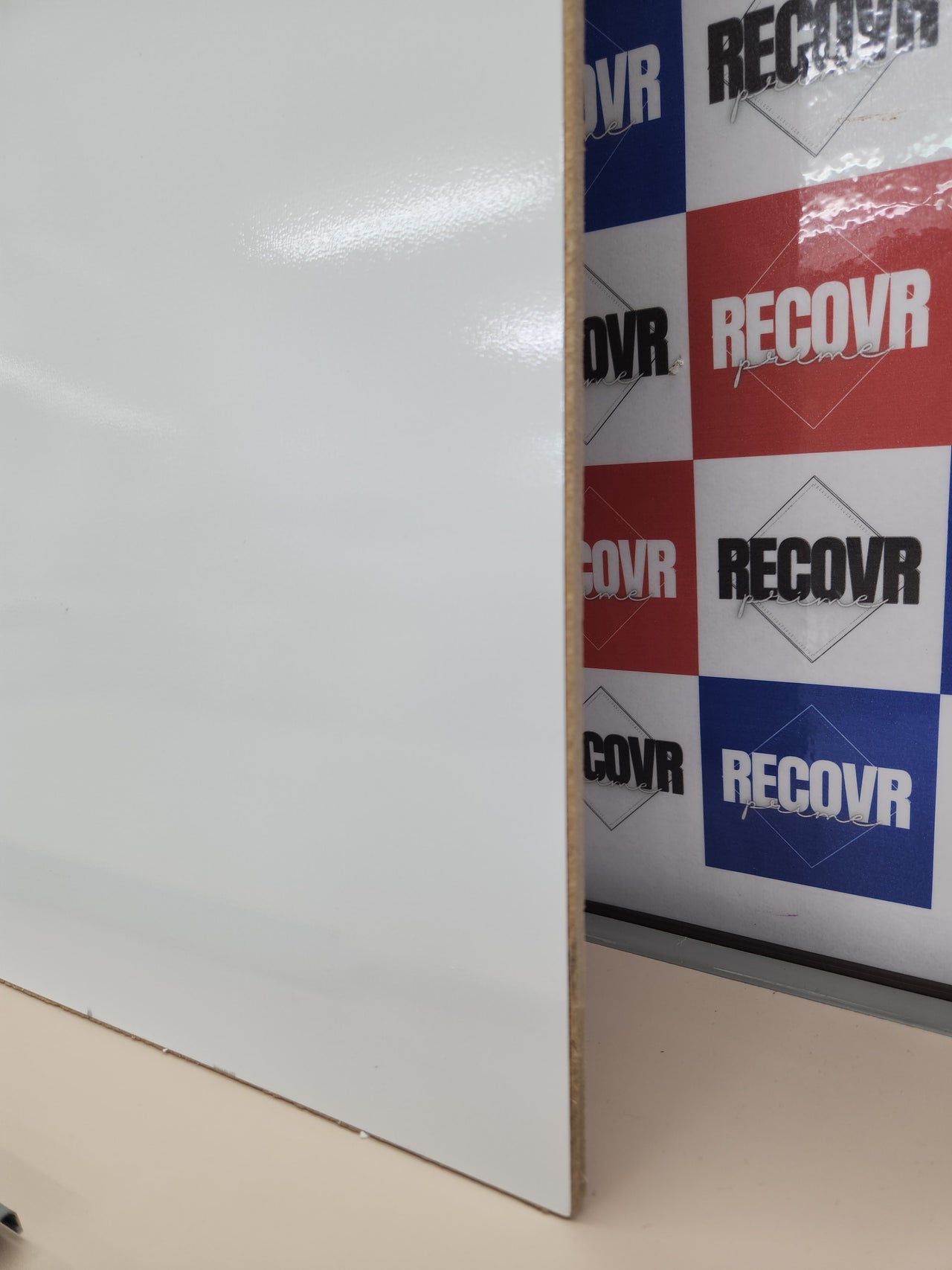 Pizarra Blanca 120 x 90 cm Magnética, Superficie de Acero Lacado en Seco, Marco de Tech Alloy Gris BoardsPlus Economy