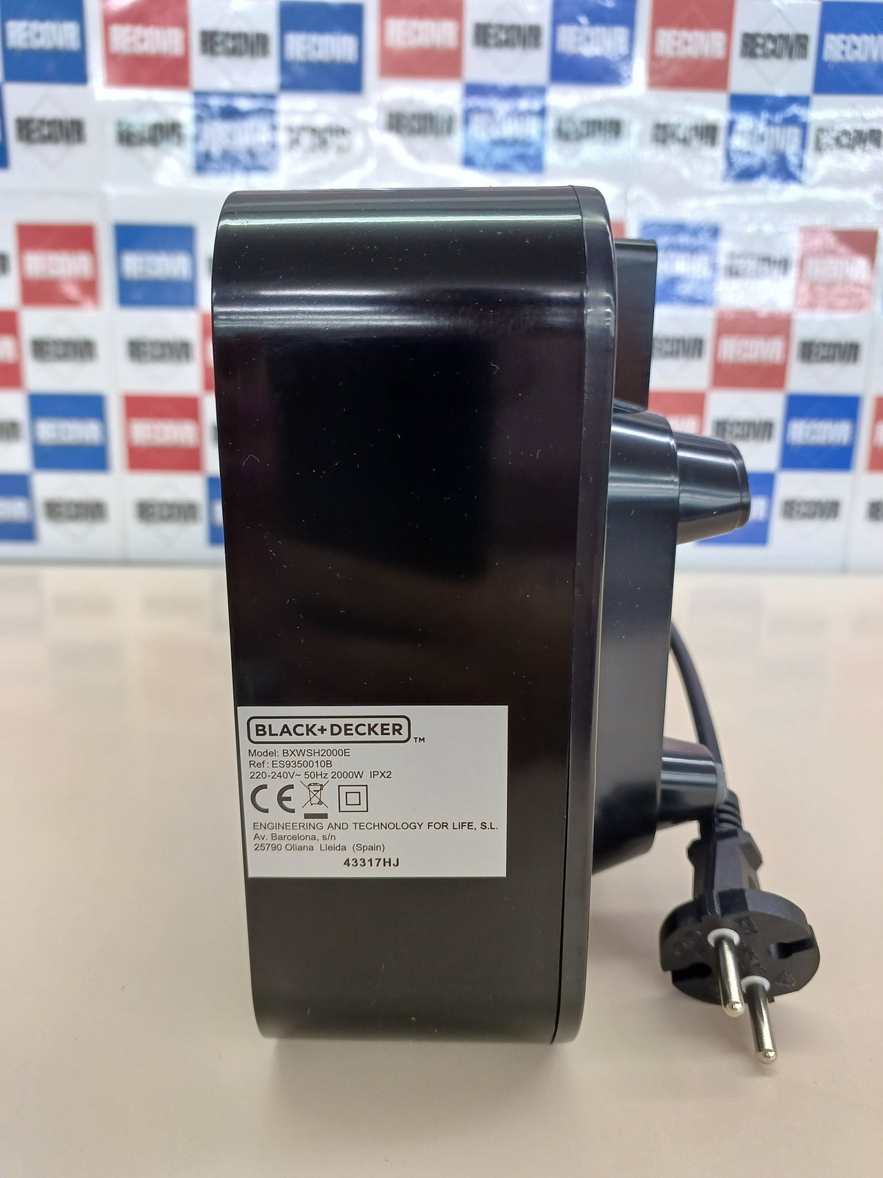 Black+Decker –Convector BXCSH1200E de 1200W apto para baño con programador diario y semanal, termostato y sensor de apagado para ventanas abiertas. Con panel digital se puede colgar en pared.