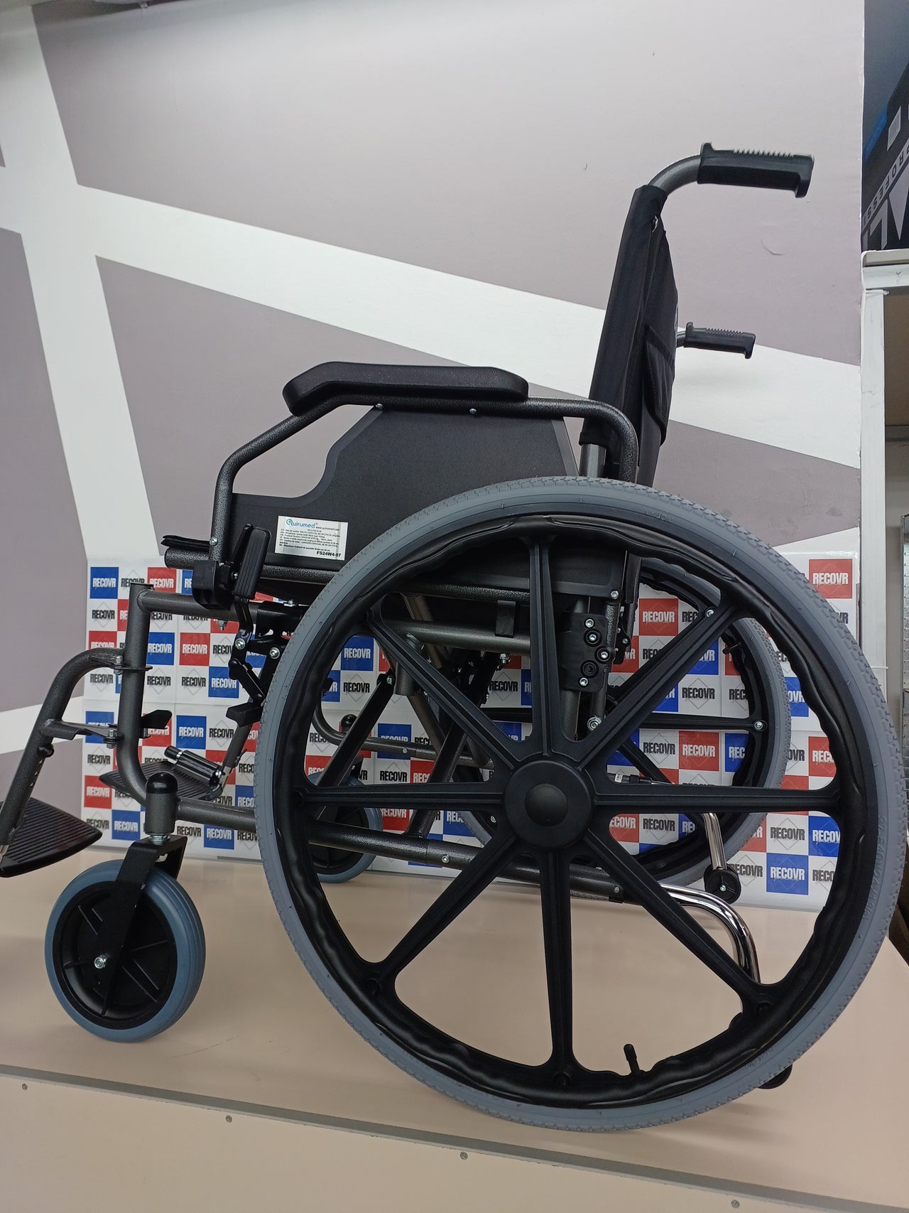 QUIRUMED Silla de ruedas, ANCHO ESPECIAL 56 CM UTILES, plegable, Acero, Acolchado extraíble, asiento amplio, Fácil plegado, Reposabrazos extraíbles, Para mayores, Para minusválidos